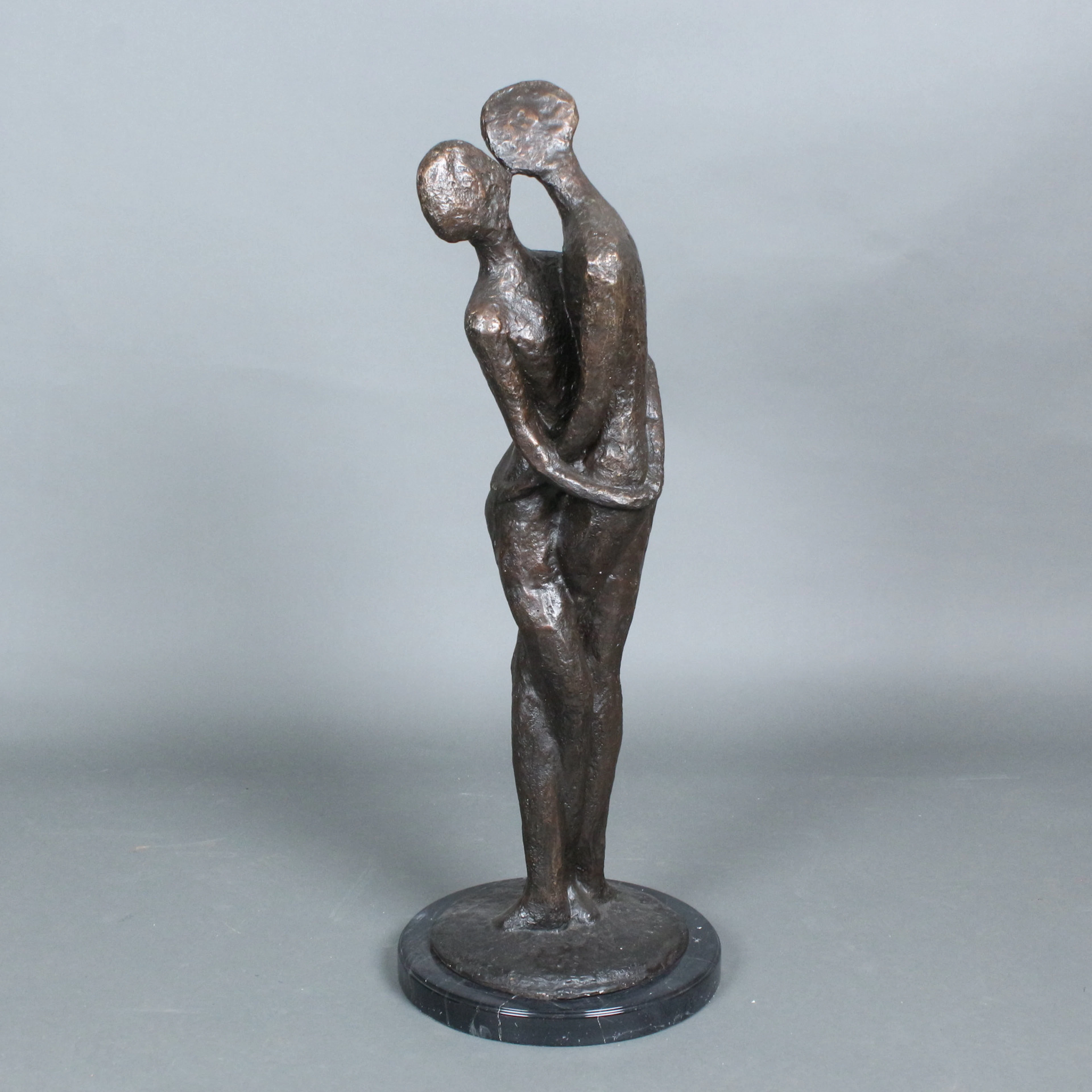 UNBEKANNTER KÜNSTLER. Große Bronzefigur auf Marmorsockel "Die Liebenden".
