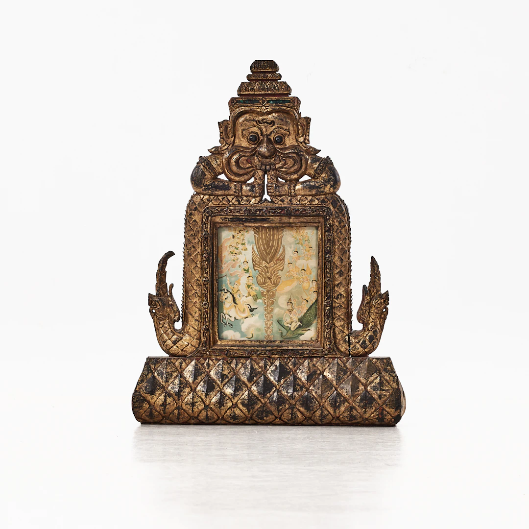 ALTARDEKOR, skuret trä med spår av guld och röd färg, Thailand, 1900-talets