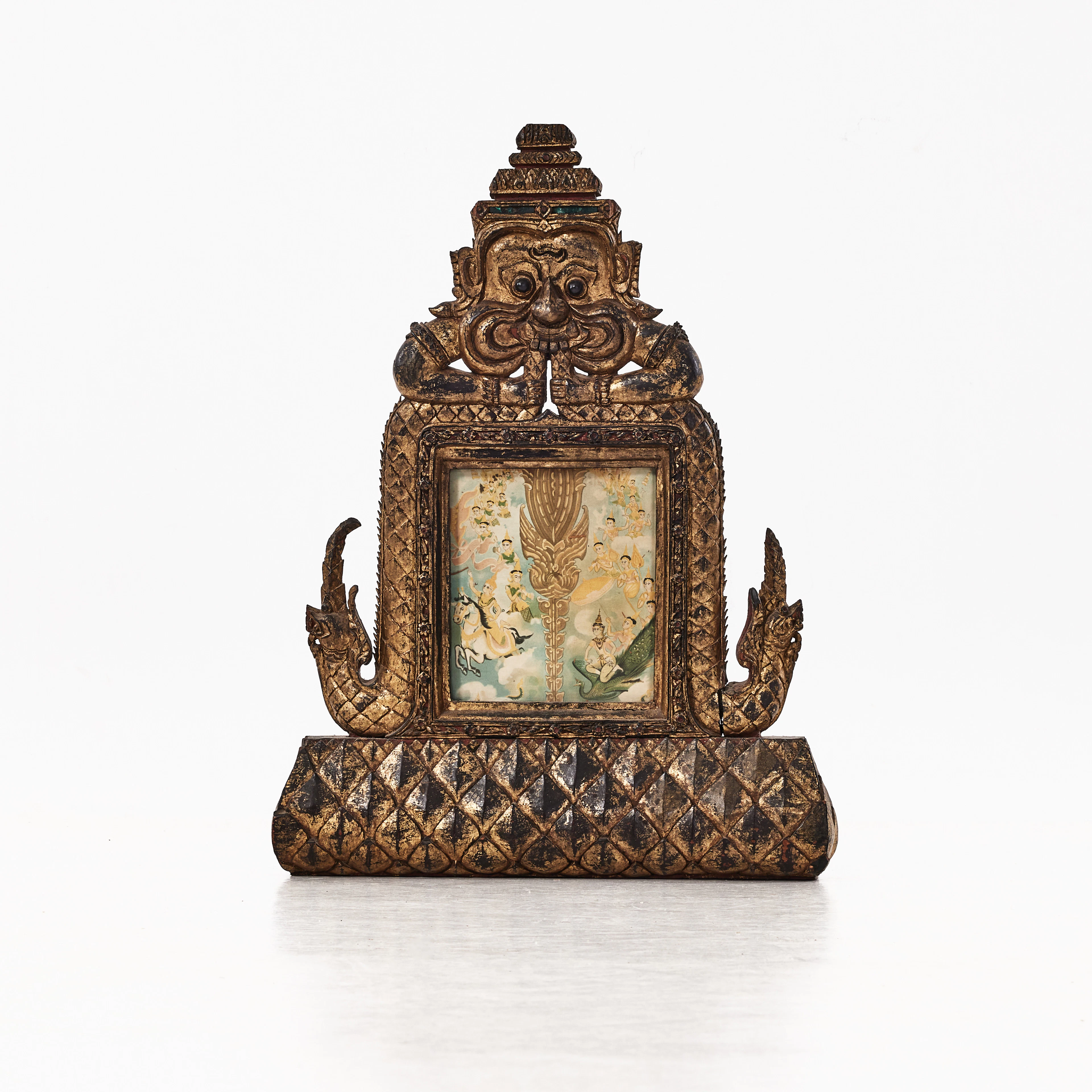 ALTARDEKOR, skuret trä med spår av guld och röd färg, Thailand, 1900-talets