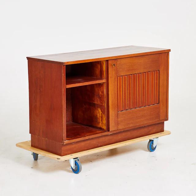 SIDEBOARD, magogny, invändigt med draglådor i alm, 1900-tal.