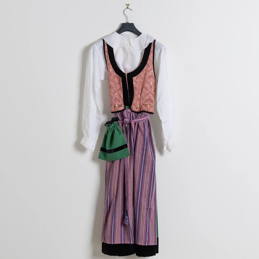 HÄRADSDRÄKT / FOLKDRÄKT, Luggude härad, 1980-tal.
