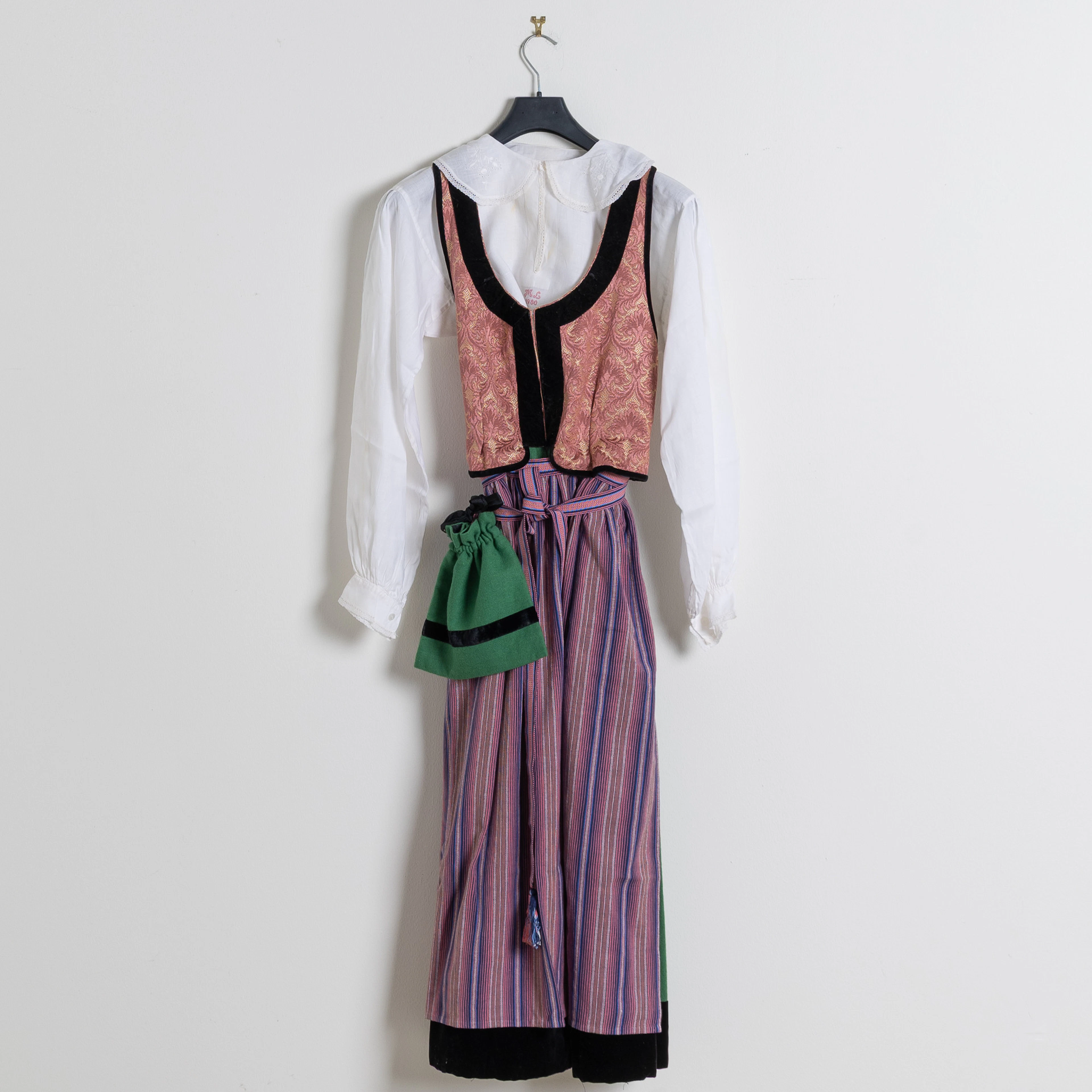 HÄRADSDRÄKT / FOLKDRÄKT, Luggude härad, 1980-tal.