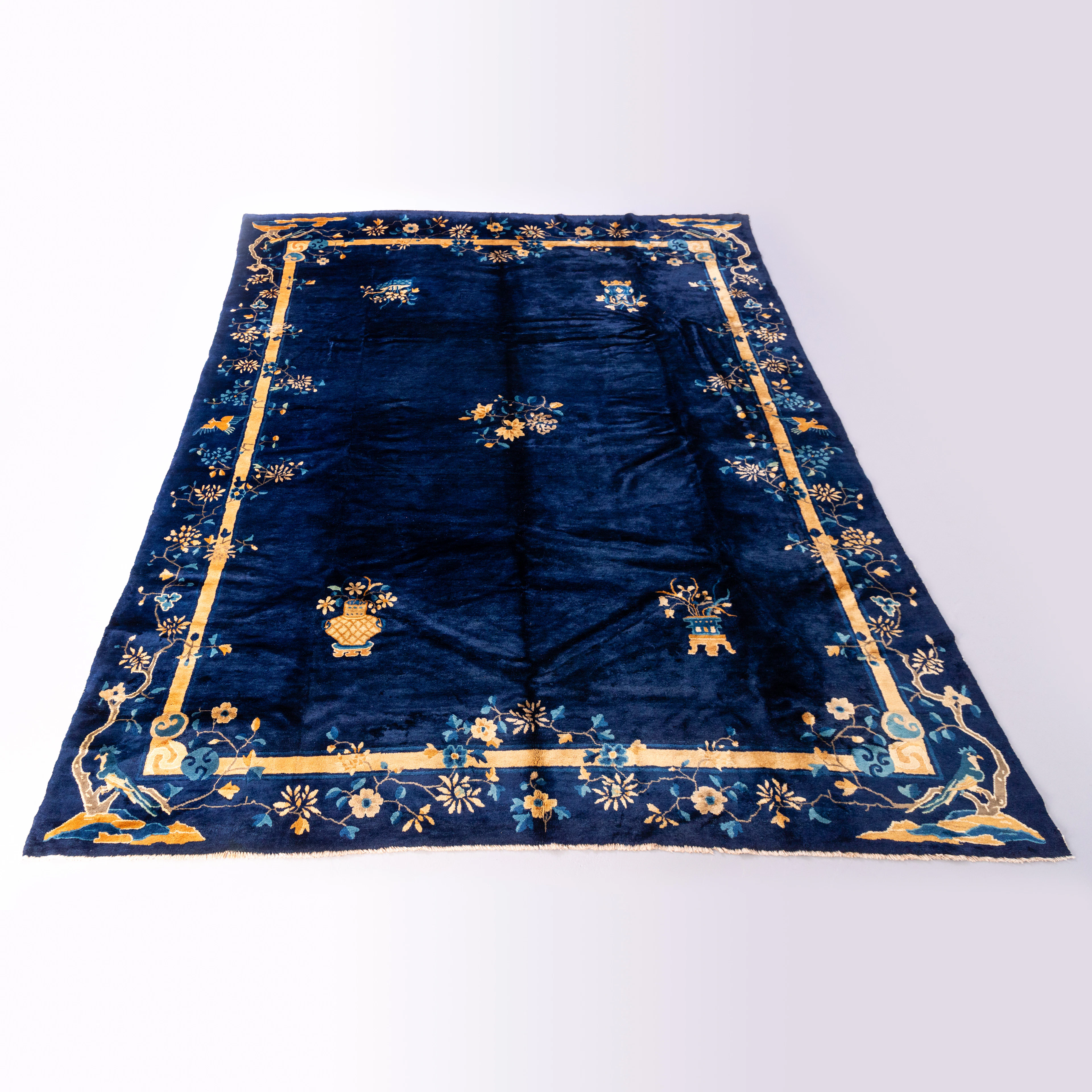 Chinesischer Teppich, 1. Hälfte 20. Jh. ca. 355 x 273 cm.
