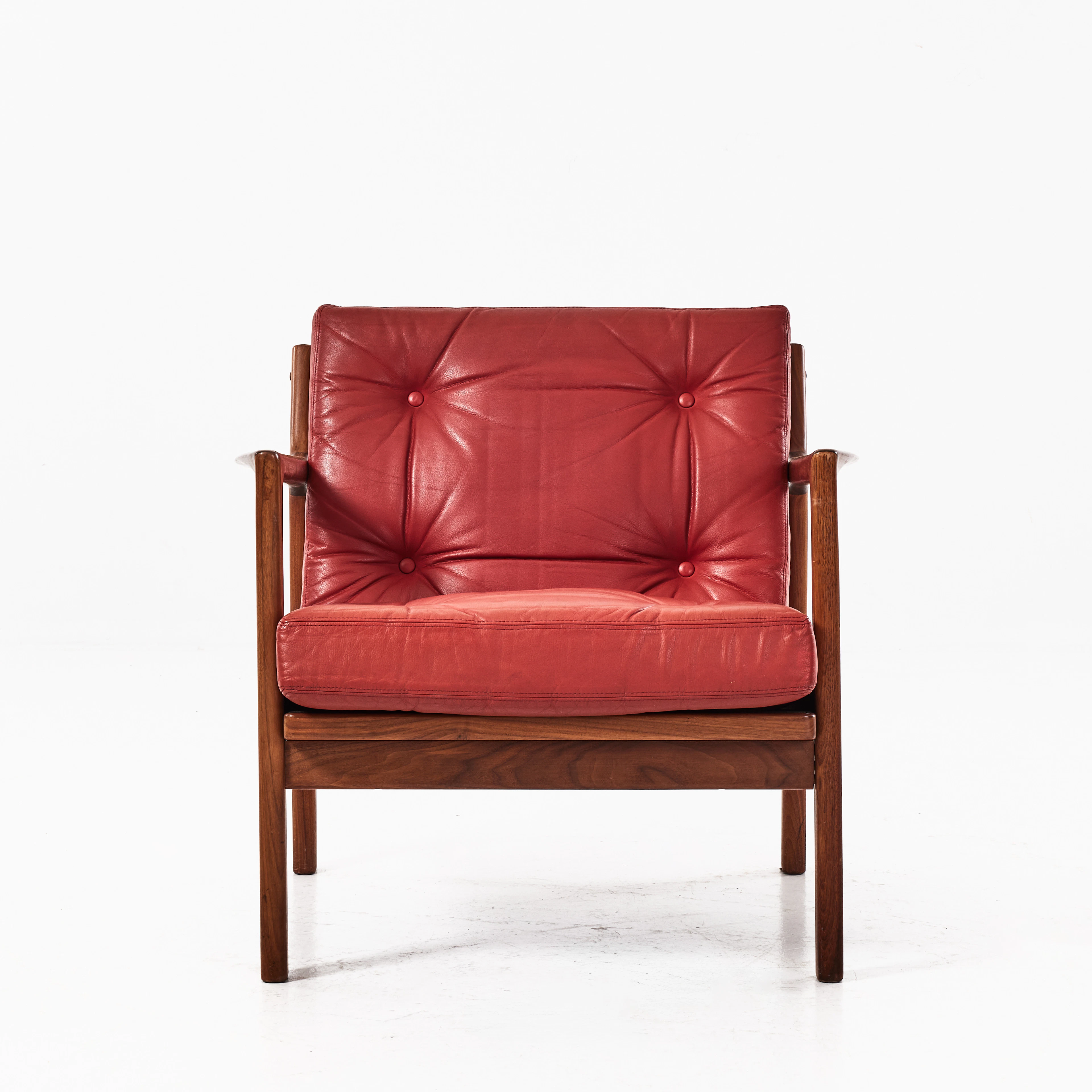 KARL ERIK EKSELIUS. fåtölj, JOC Vetlanda, 1960-tal, teak, lösa plymåer i rött.