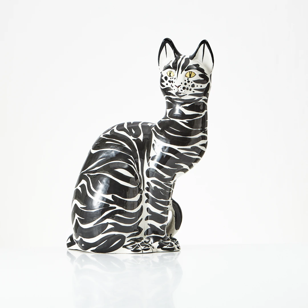 SKULPTUR, Italien, glaserat flintgods, katt, 1900-talets mitt.