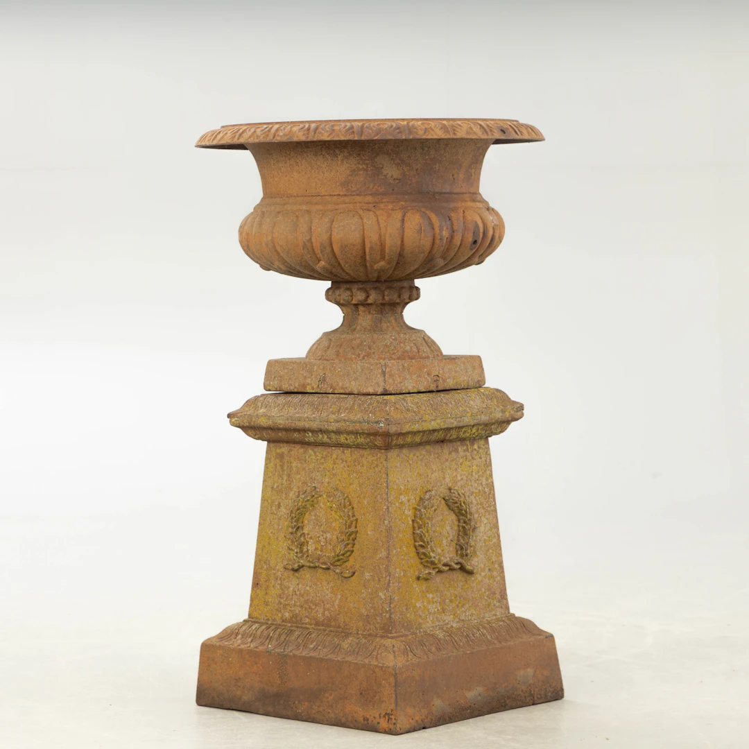 Jardiniere auf Postament, Eisenguss, wohl Frankreich, 1. Hälfte 20. Jh.