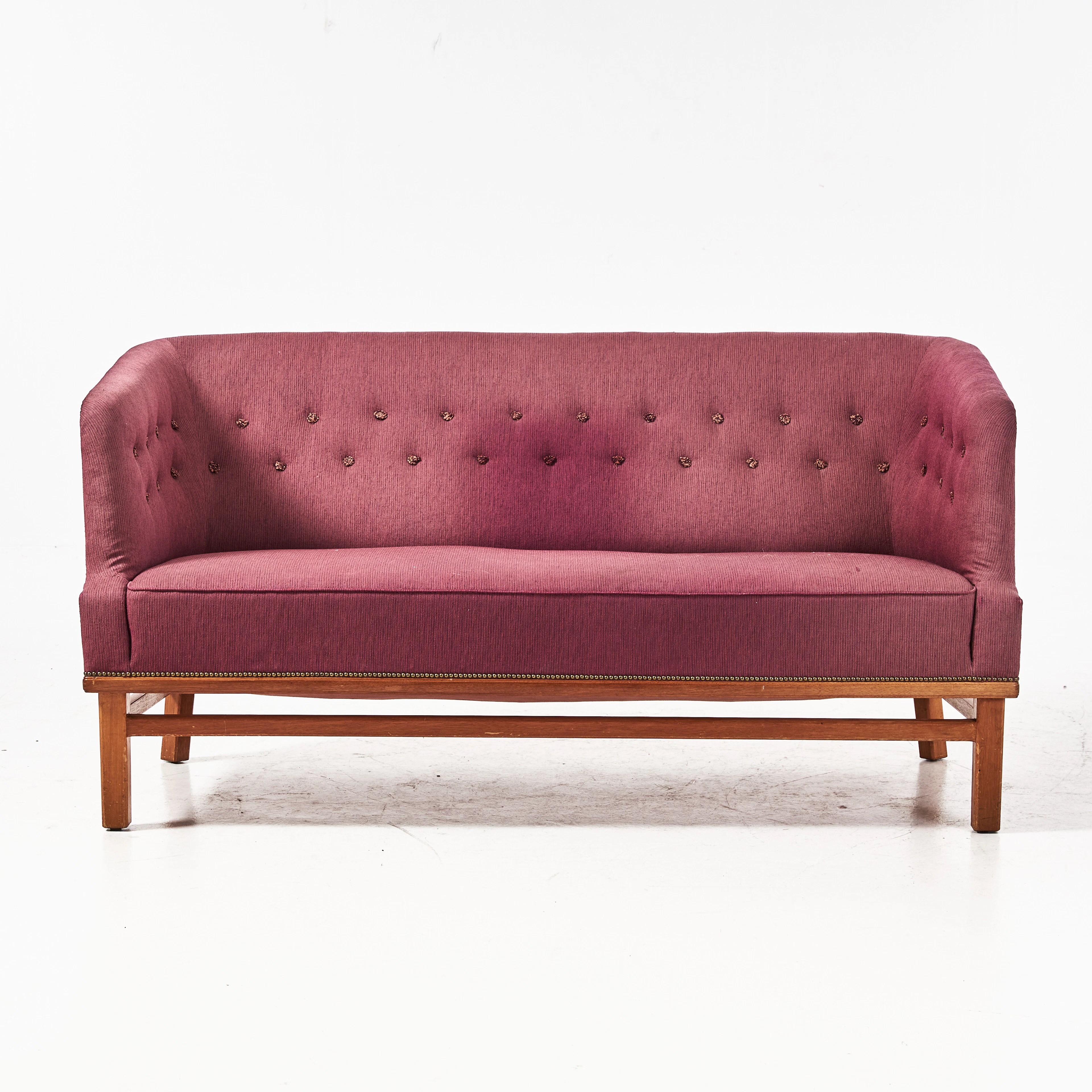 SOFFA 1930/40-tal, sannolikt Danmark, klädd i röd textil, dekor med