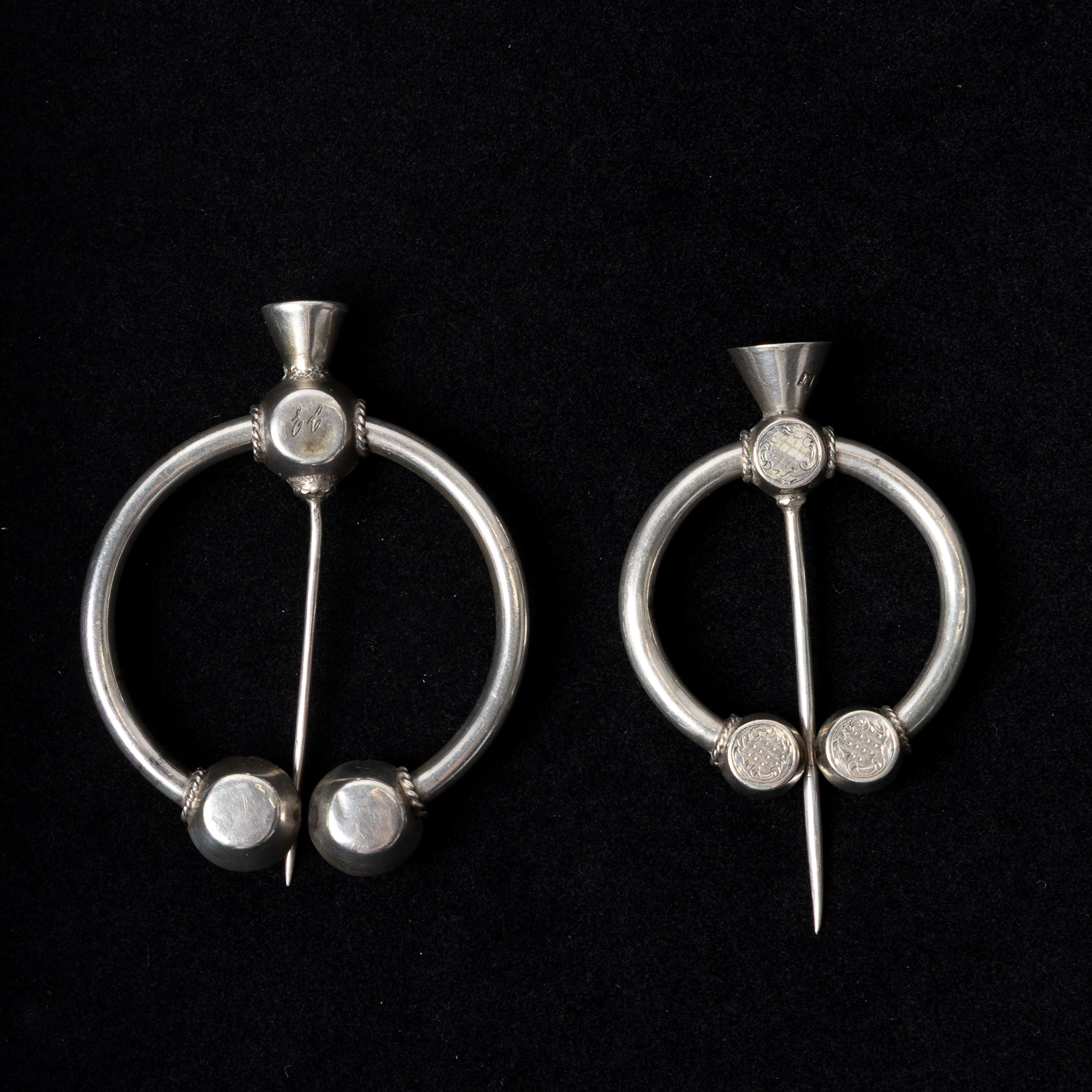 FIBULOR, 2 st. silver, 1880-tal.