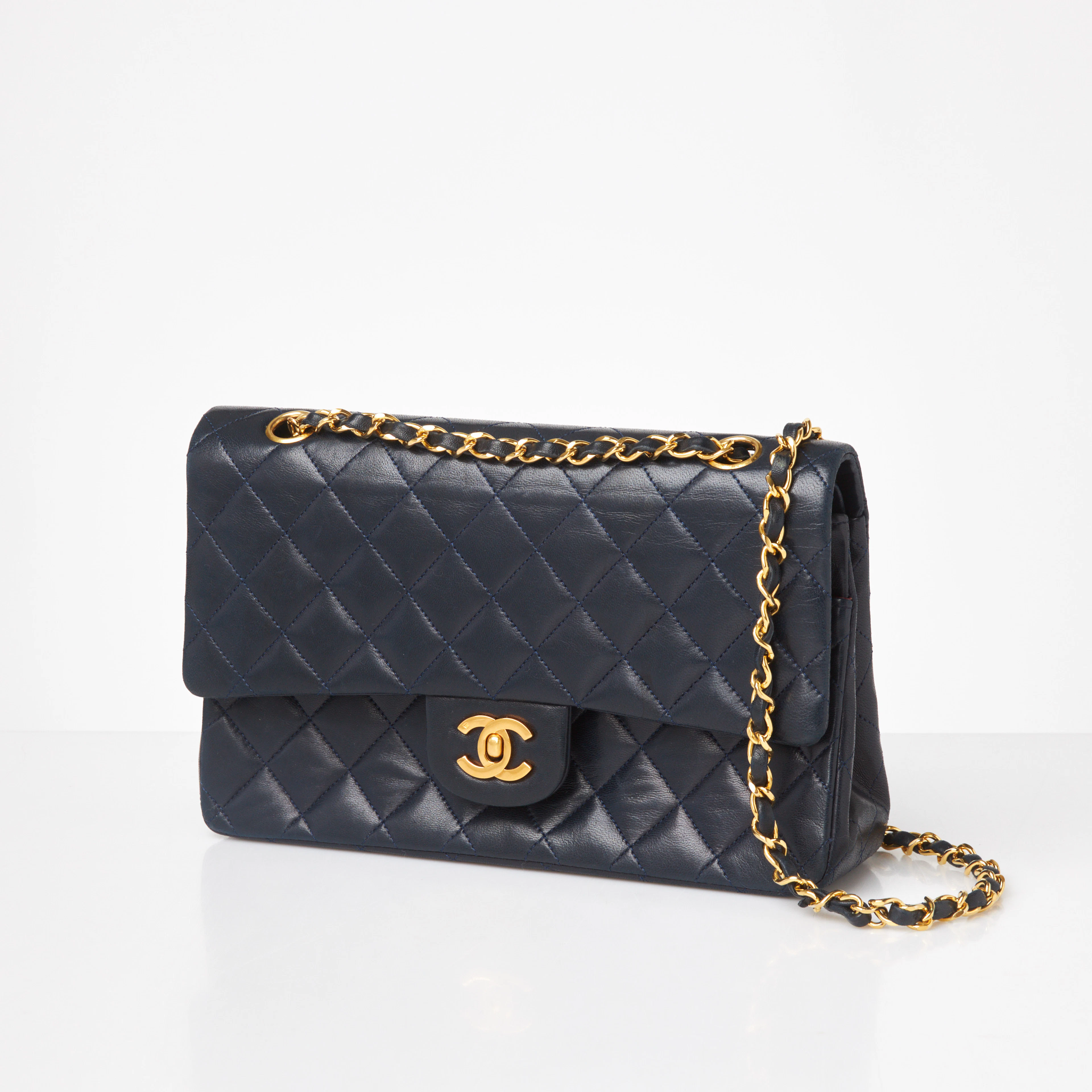 CHANEL. Axelbandsväska, Flap bag 2.55, medium, mörkblått quiltat skinn.