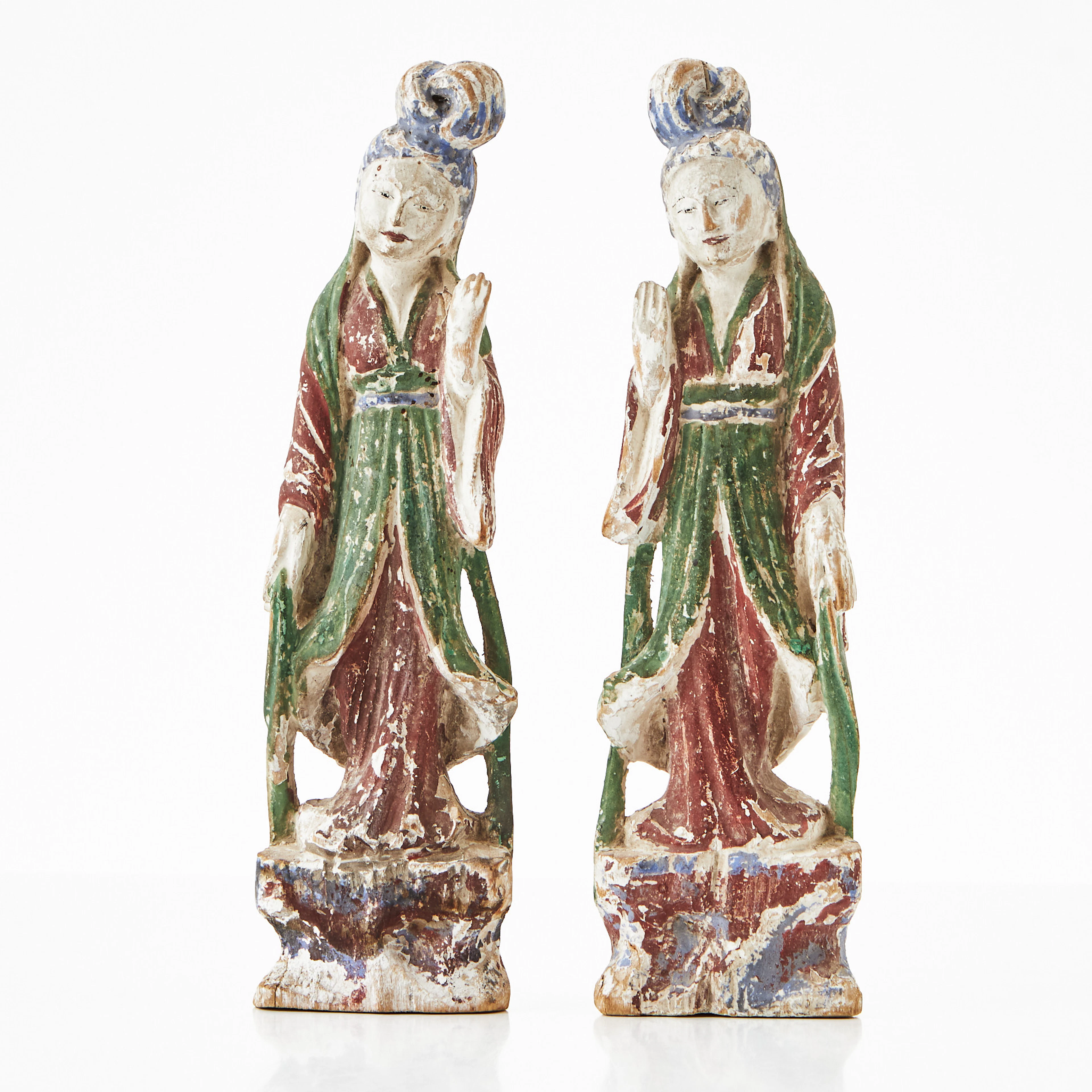 SKULPTURER, ett par, i form av bodhisattvor, Kina, Ming (1368-1644)