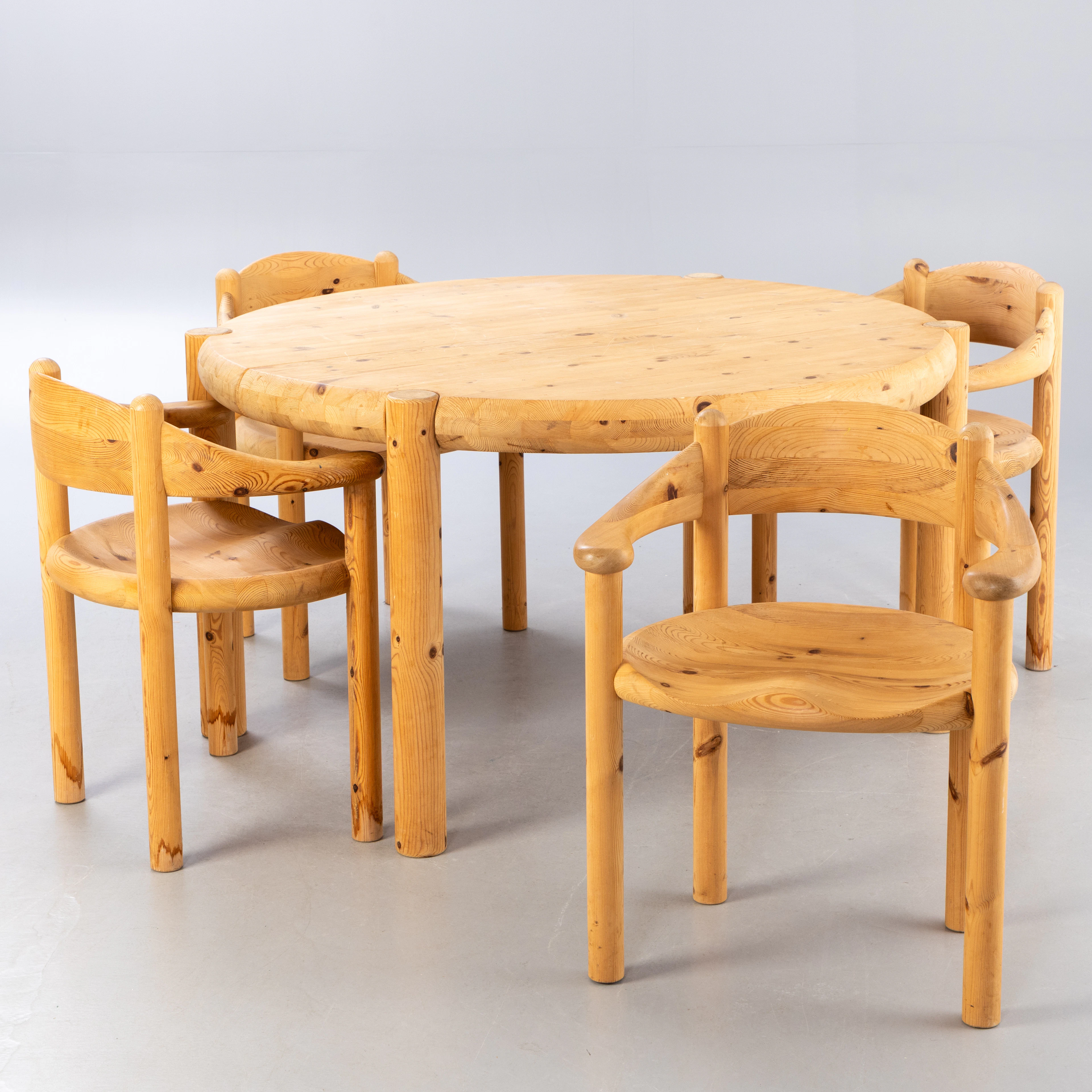 RAINER DAUMILLER. Essgruppe: 4 Stühle und Esstisch (5).