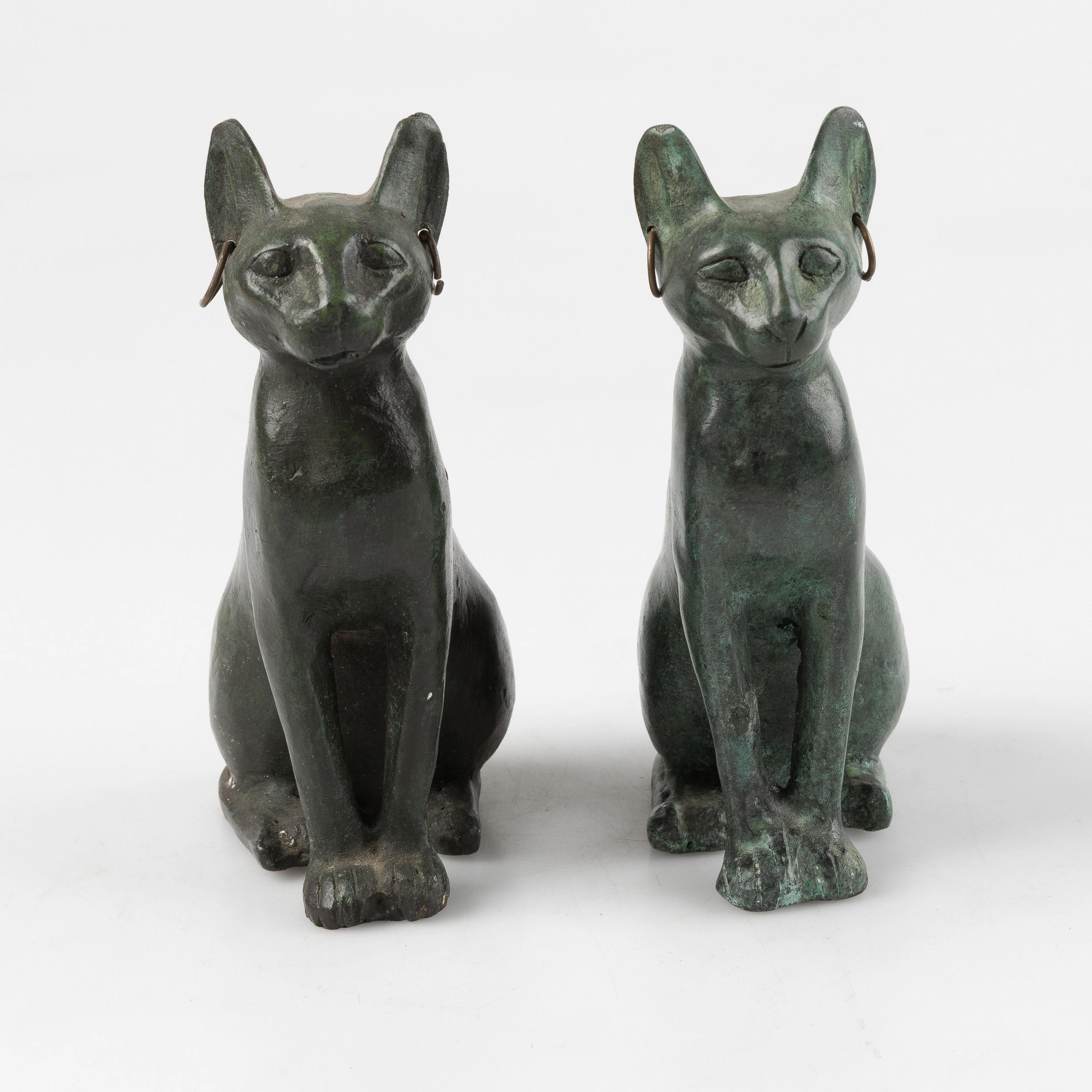 SKULPTURER, ett par, katter, efter antikens Egypten, brons, 1900-tal.