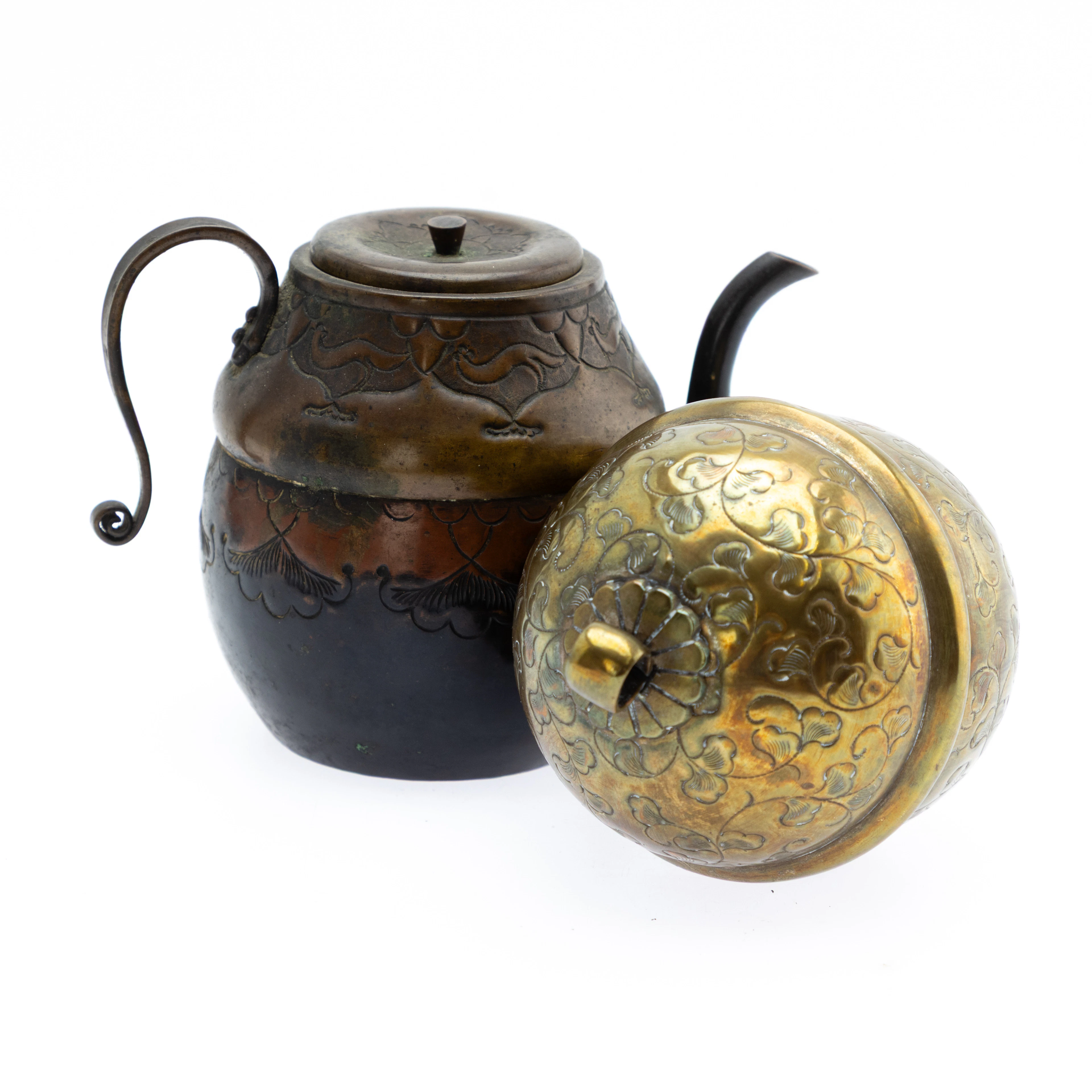 Kleine Kanne und eine Shintō-Schrein-Glocke, Japan, 19. Jh. und 20. Jh. (2).