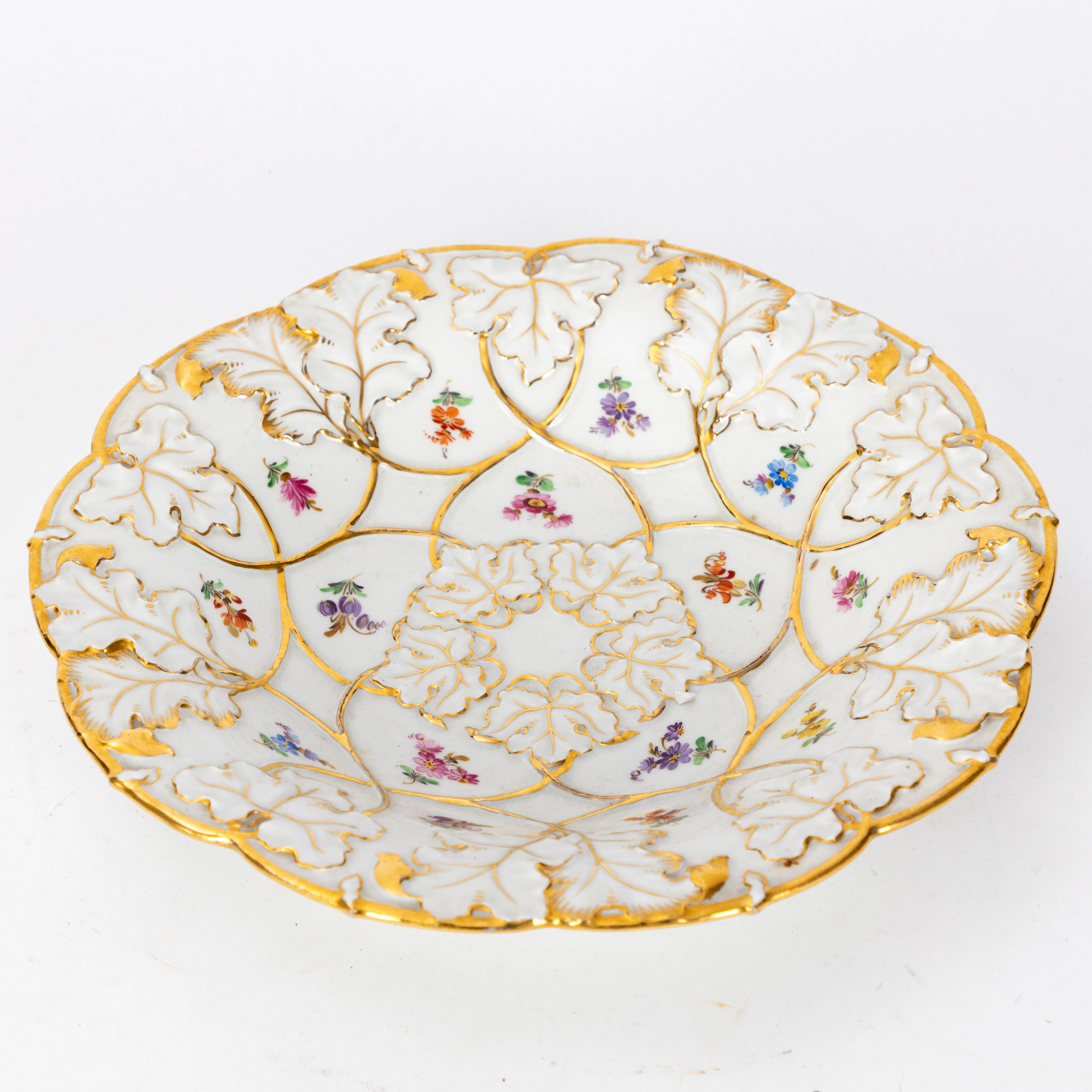 MEISSEN. Prunkteller mit Streublumen mit Goldstaffagen, Ende 19. Jh.