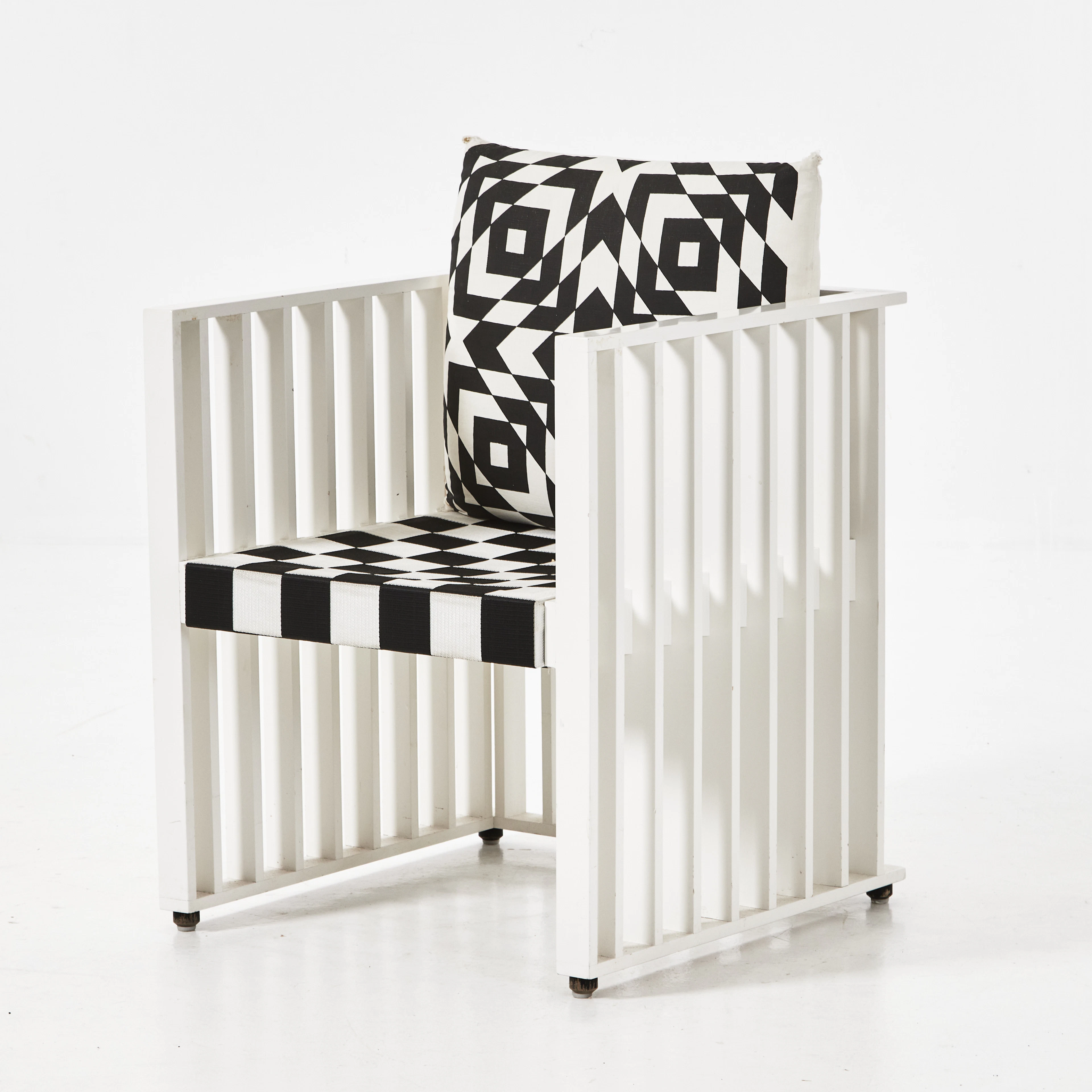 JOSEPH HOFFMANN & KOLOMAN MOSER. fåtölj, modell ”Purkersdorf”, vitlackerat