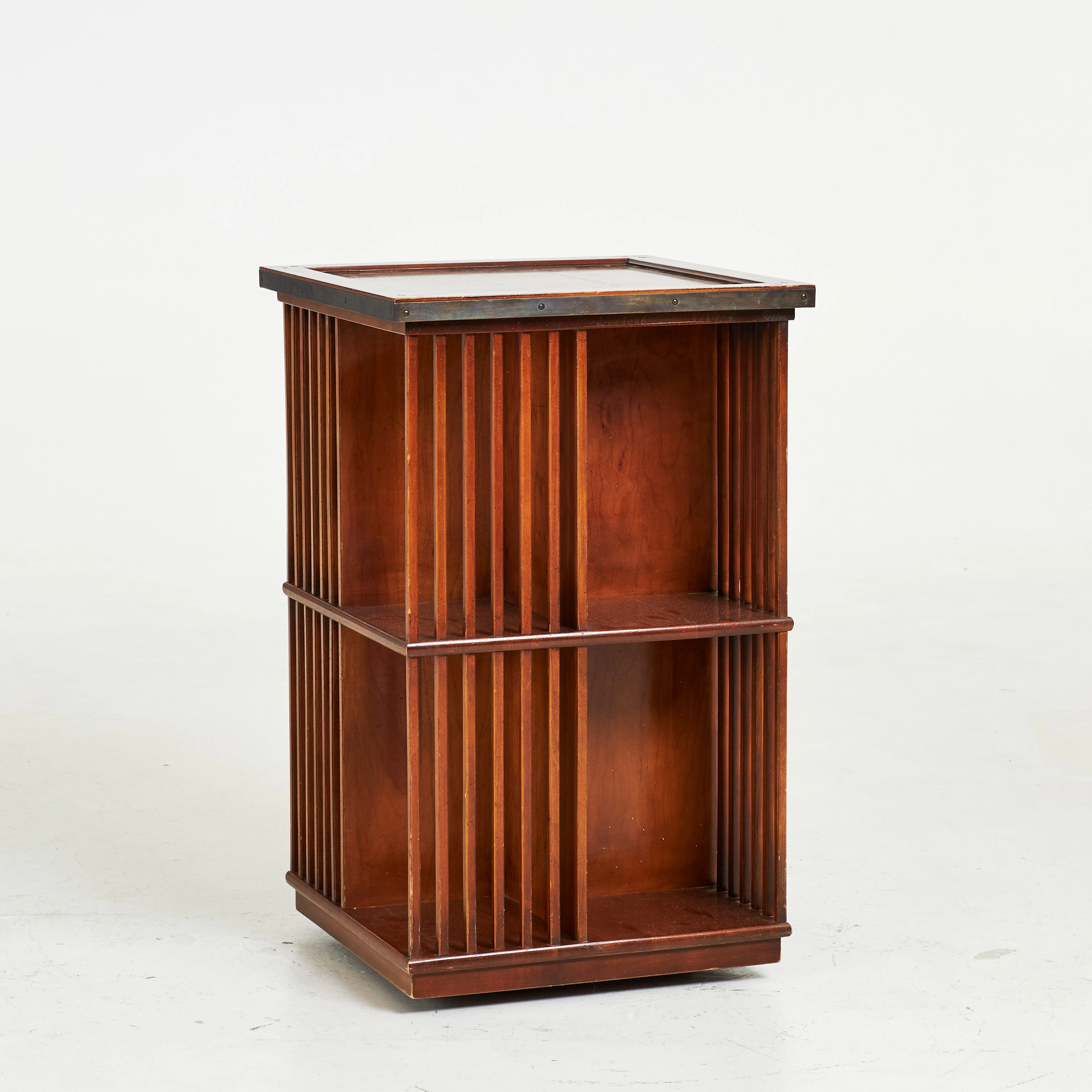 BOKSNURRA, 1900-tal, mahogny.