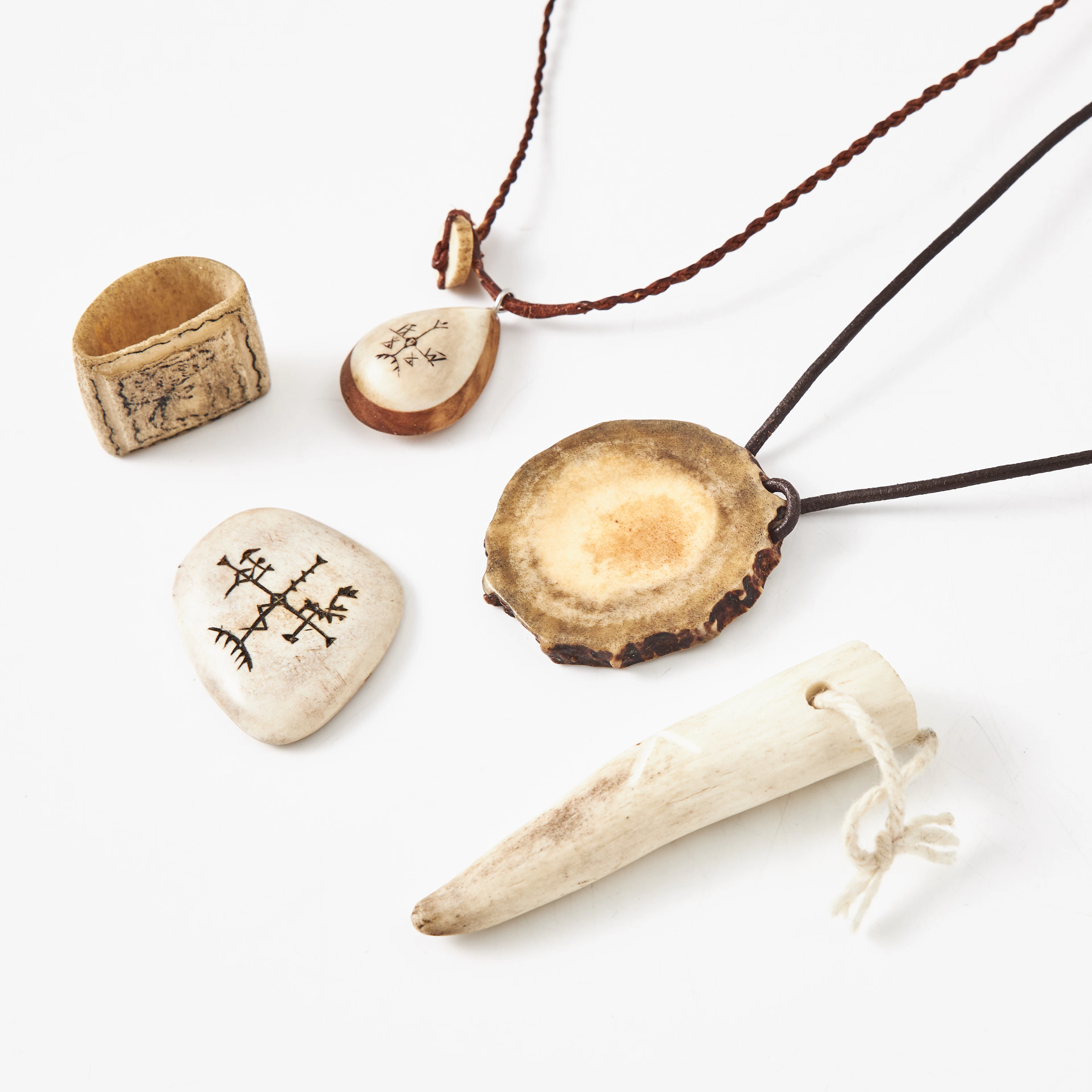 HALSBAND, 2 st, SÖLJA, 1 st, BROSCH, 1 st, HÄNGE, 1 st, renhorn, masurbjörk