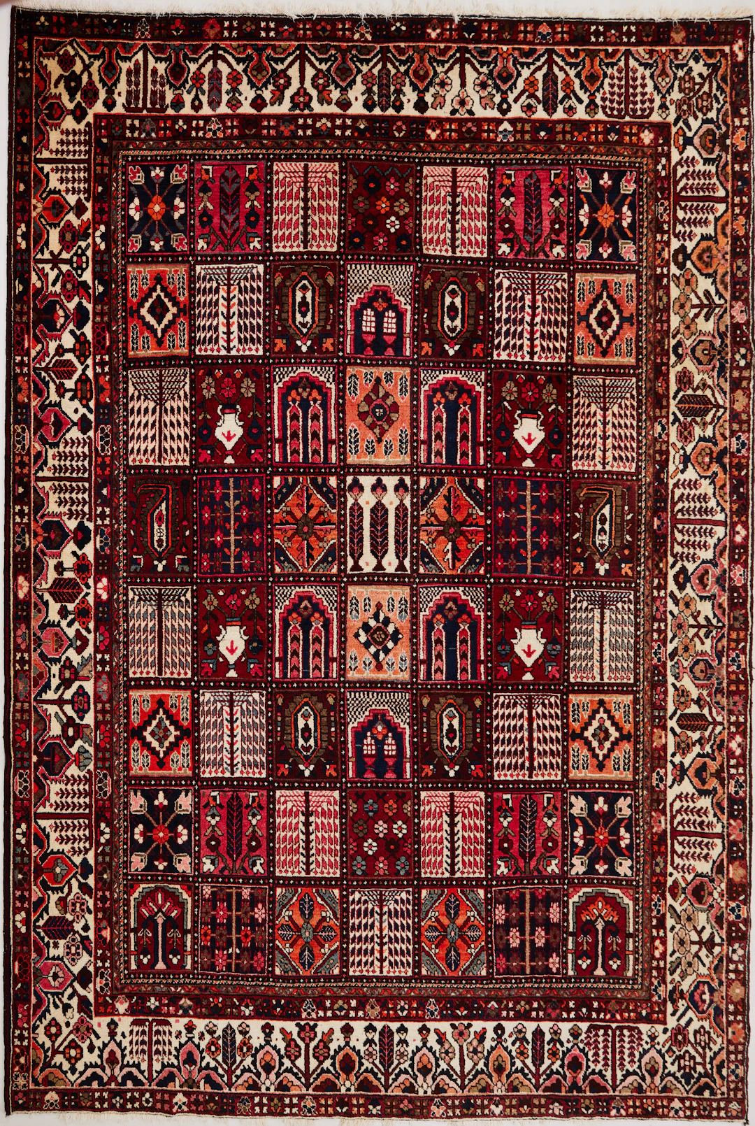 ORIENTMATTA. Bachtiari, ca 380x335 cm.