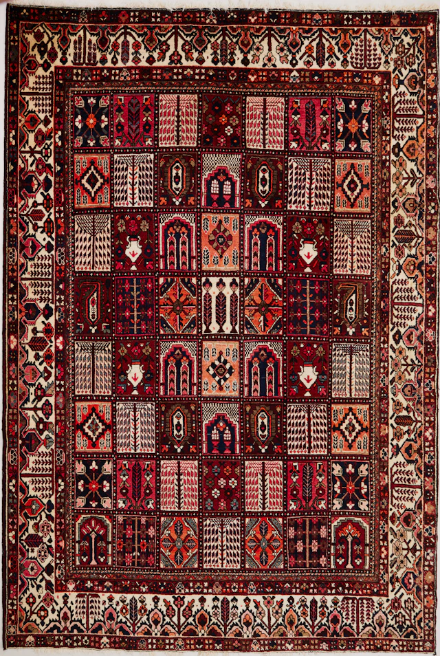 ORIENTMATTA. Bachtiari, ca 380x335 cm.