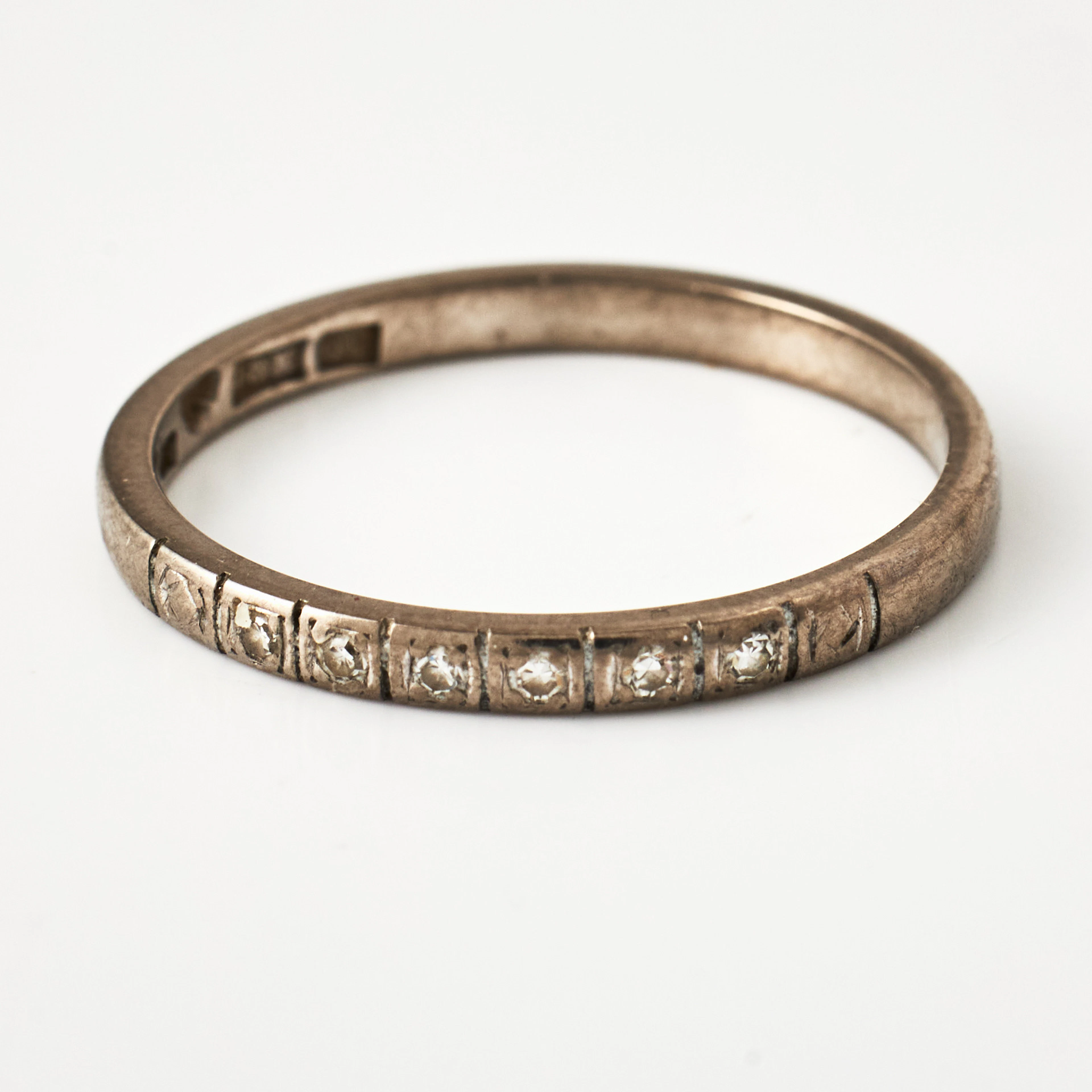 RING, 18 k vitguld, dekor med 6 åttkantslipade diamanter totalt 0,05