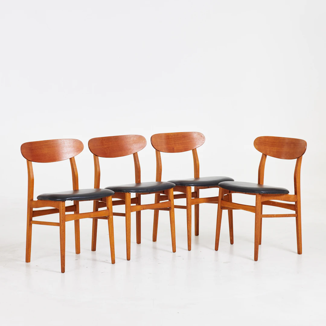 STOLAR. 4 st, stomme i teak, sitsar klädda i läder, 1900-talets senare hälft.