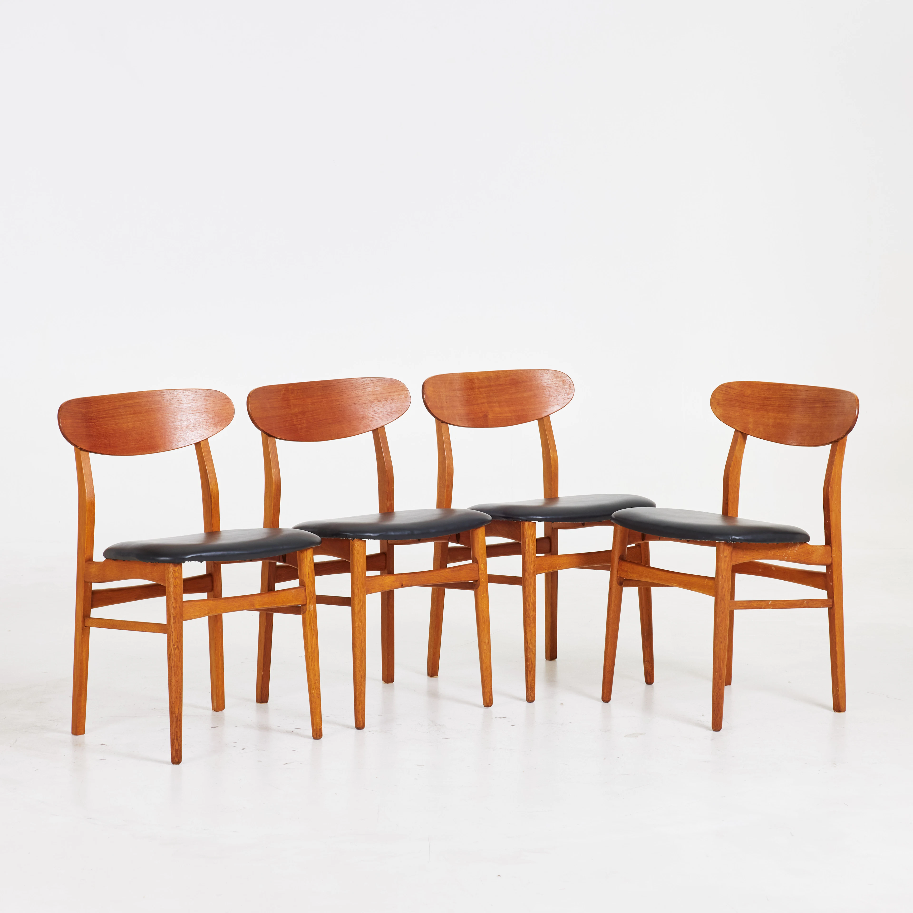STOLAR. 4 st, stomme i teak, sitsar klädda i läder, 1900-talets senare hälft.