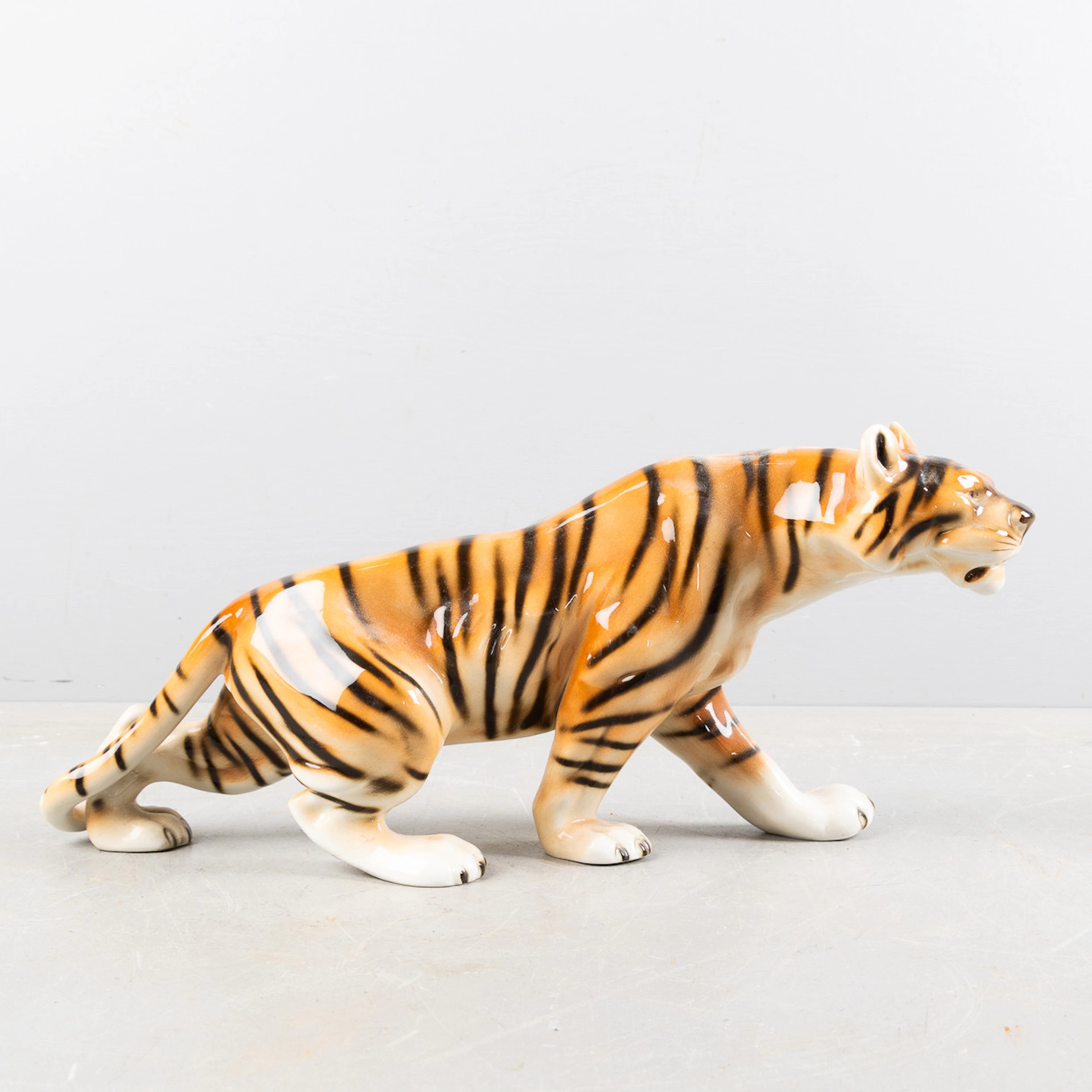 FIGURIN, Tiger, Royal Dux, porslin, 1900-talets andra hälft.