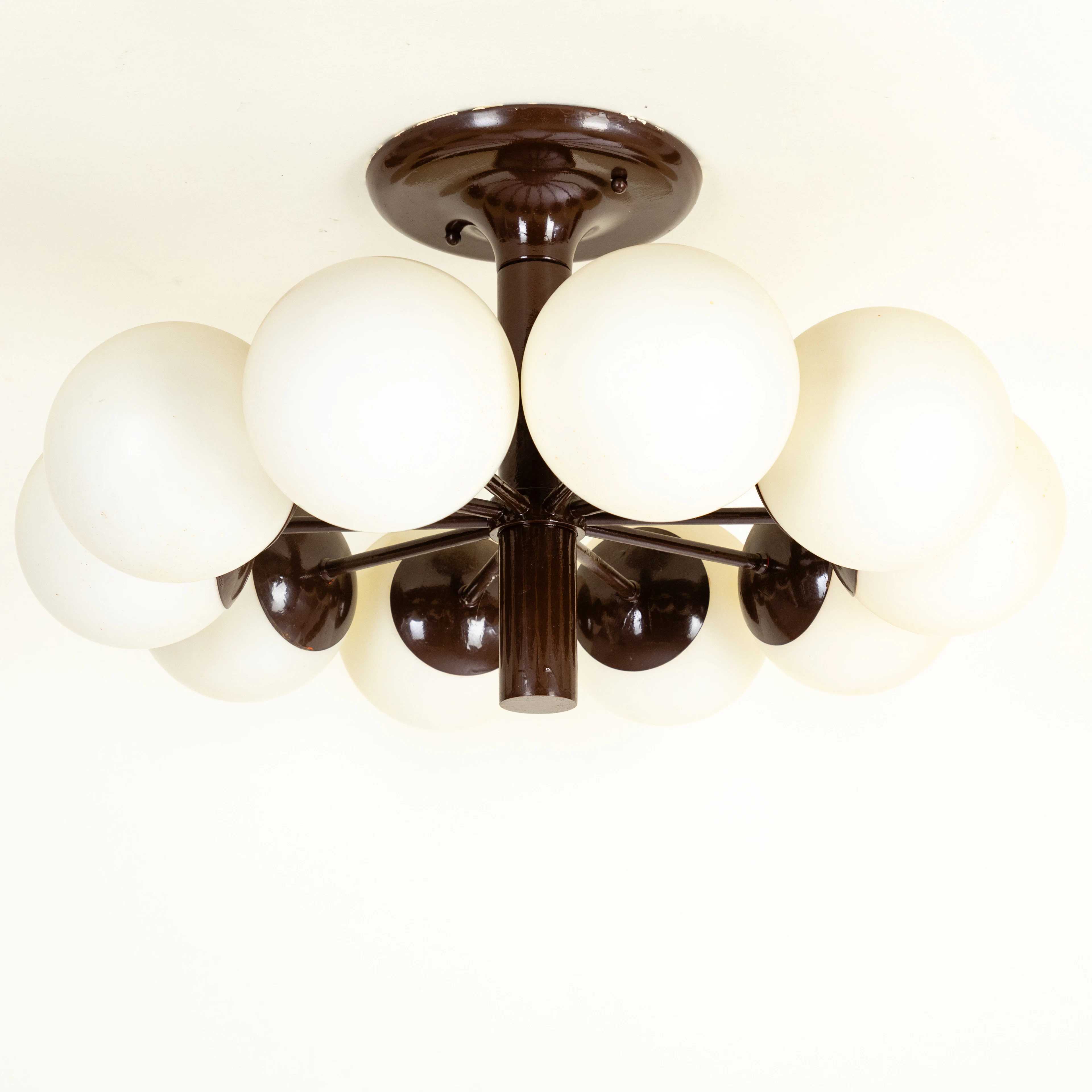 Kaiser Sputniklampe mit Opalglaskugeln, 1960-1970er Jahre.