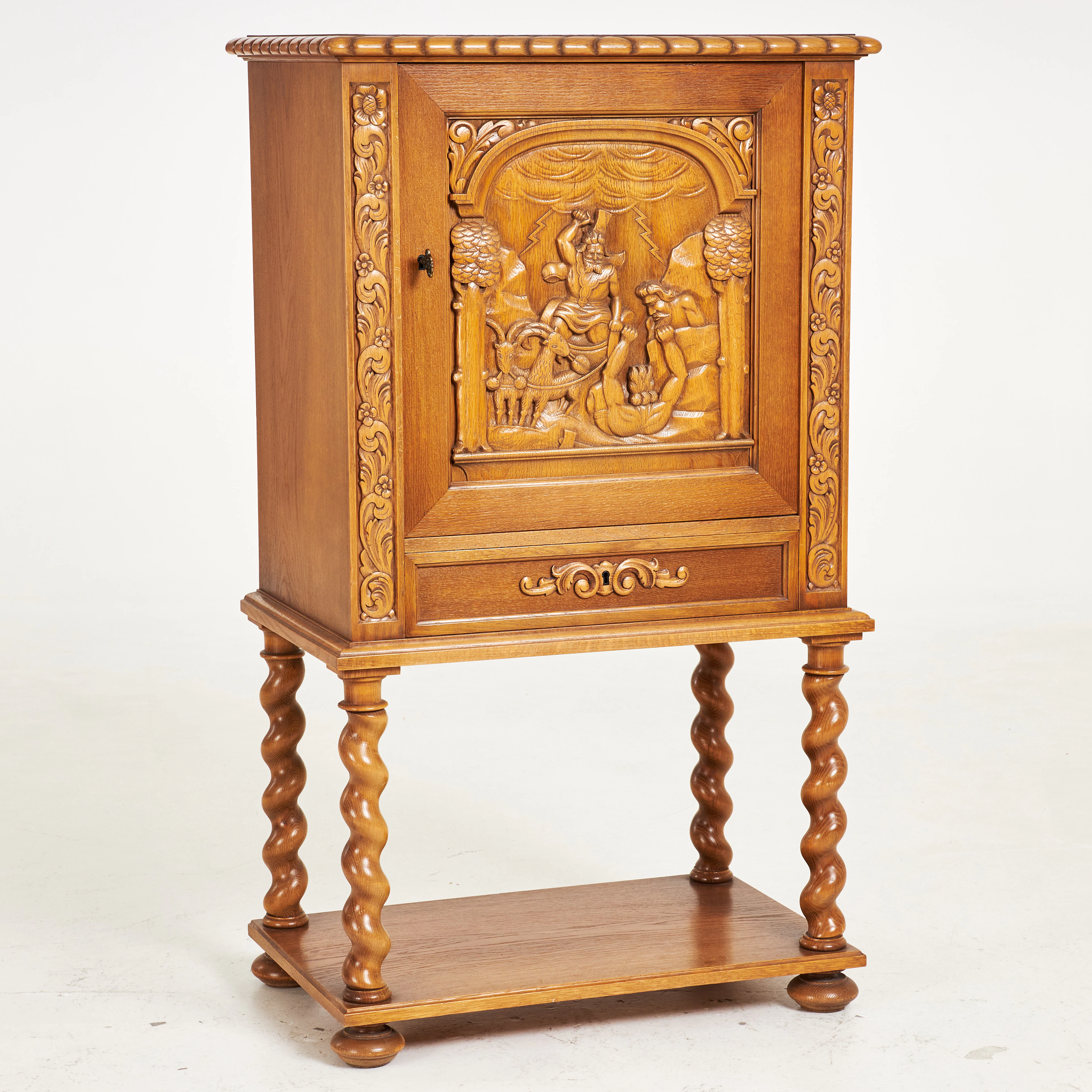 SKÅP, barockstil, träskuren dekor föreställande åskguden Tor, 1900-tal.