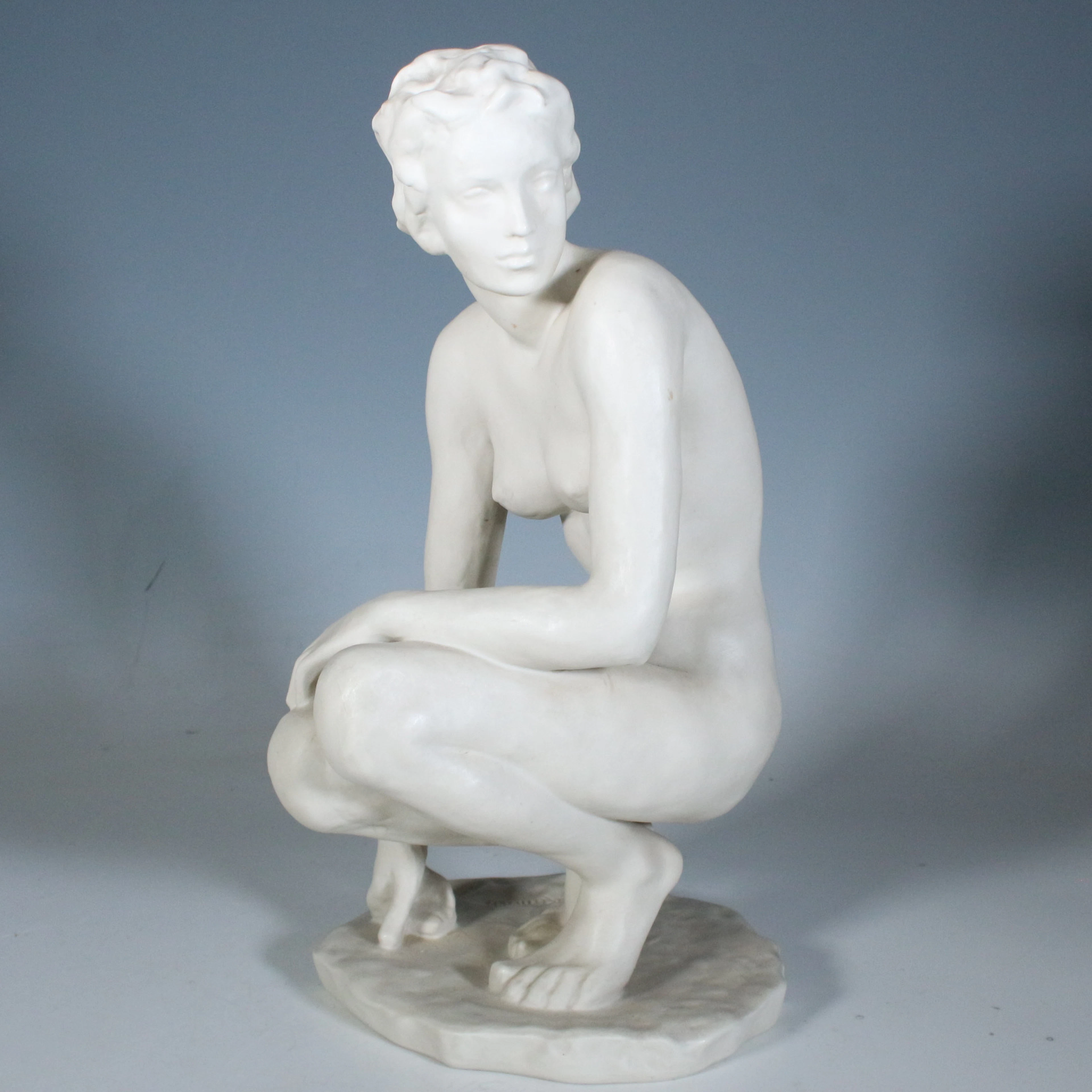 FRITZ KLIMSCH. Rosenthal. 'Die Hockende', Skulptur aus Biskuitporzellan