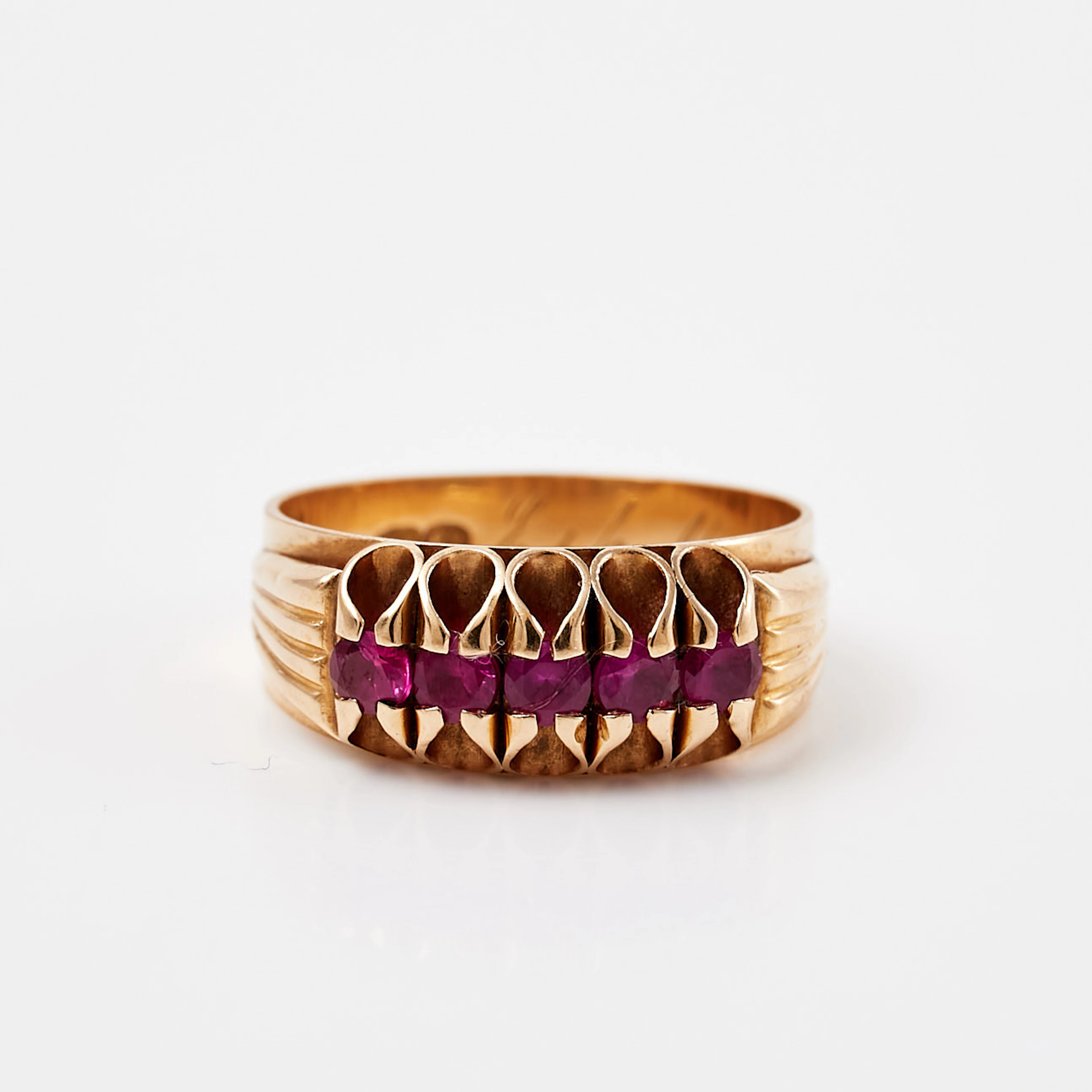 RING, 14 k guld, fasettslipade syntetiska rubiner, Konstantin W. Buchert