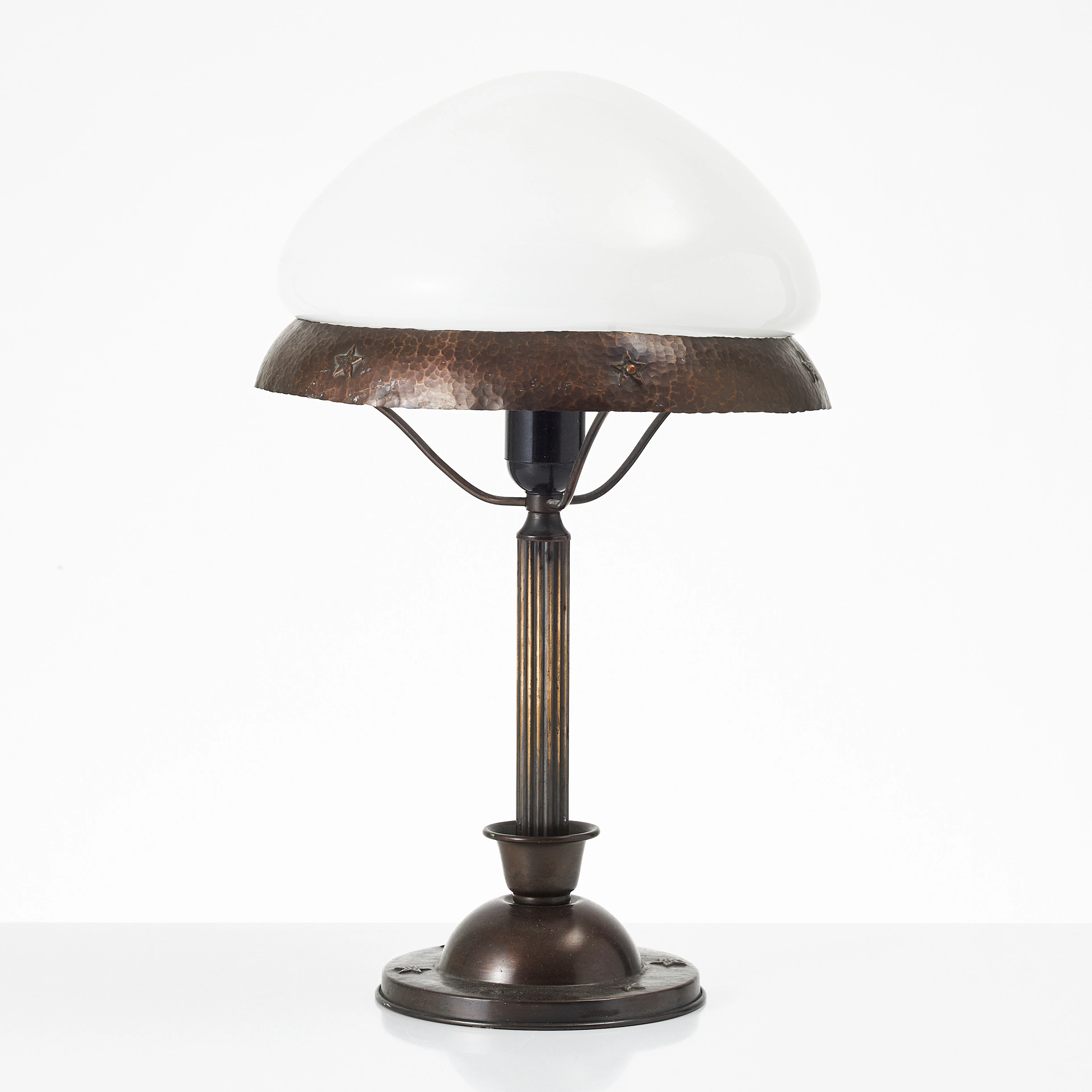 BORDSLAMPA, sk. Strindbergslampa, jugend, fot i koppar, kupa av glas.