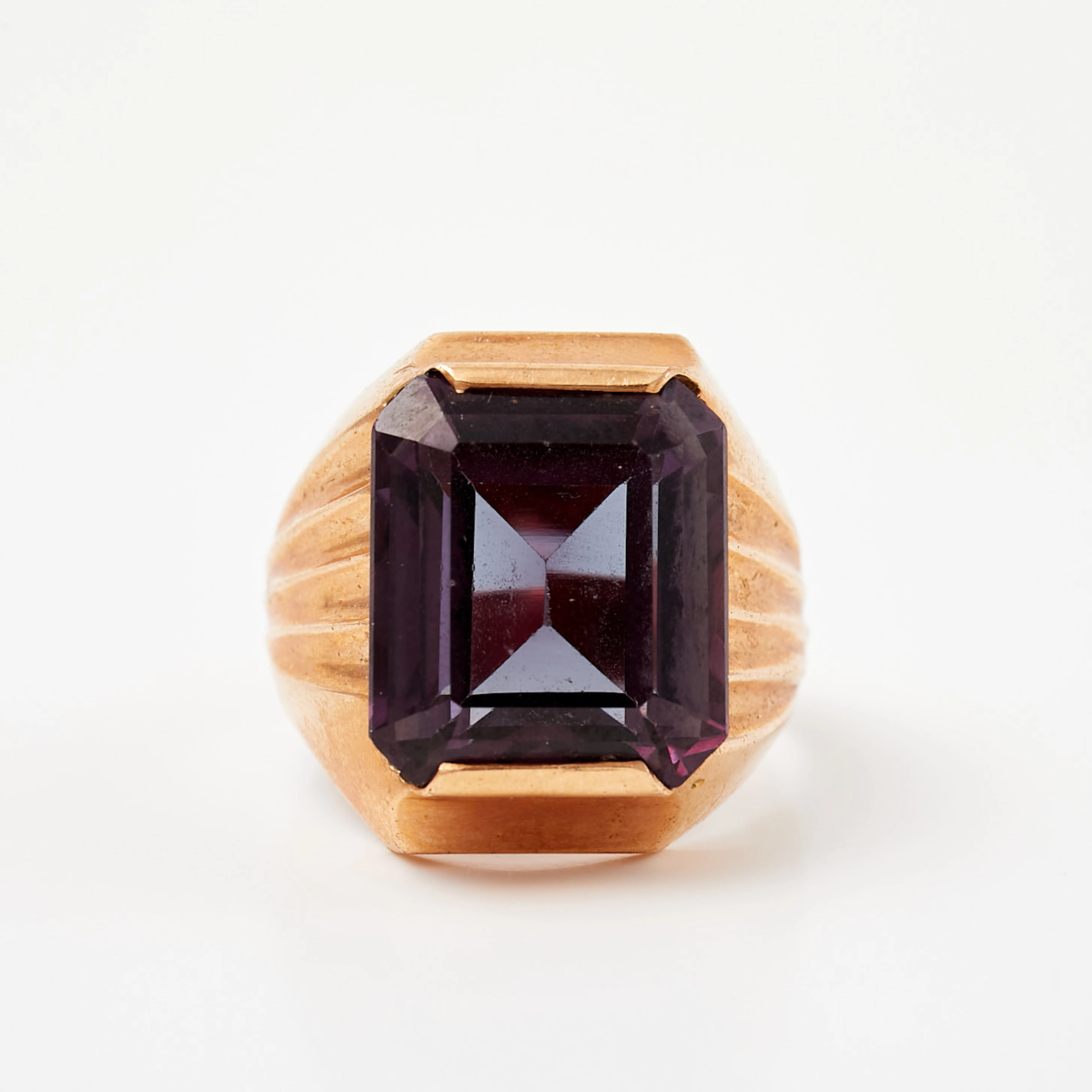 RING, 9 k guld, 1 smaragdslipad färgskiftande syntetisk safir, saknar stämplar.