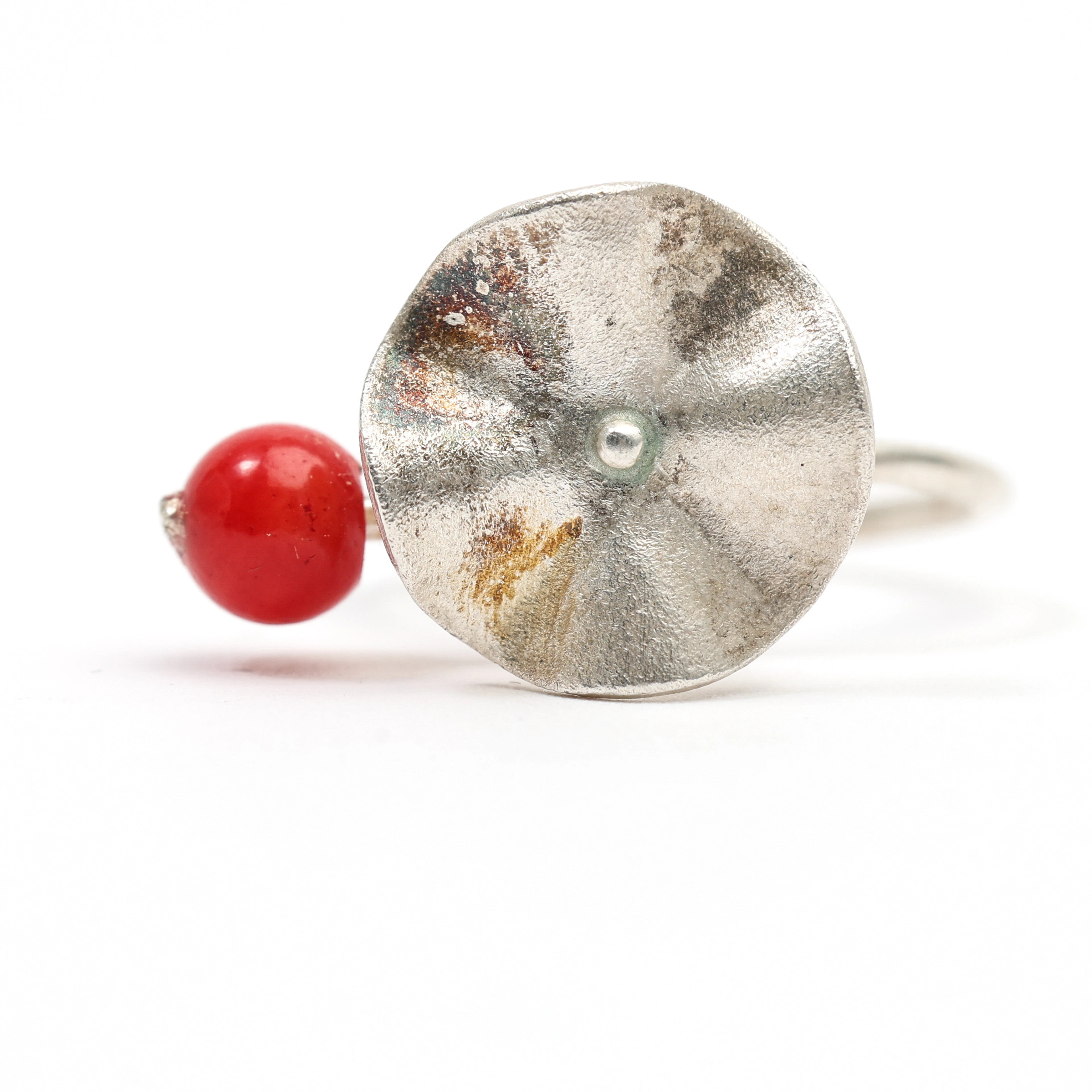 GUNNAR BERG (MÄSTER PÅ VÄSTER). Ring, "Blomma med bär", sterlingsilver