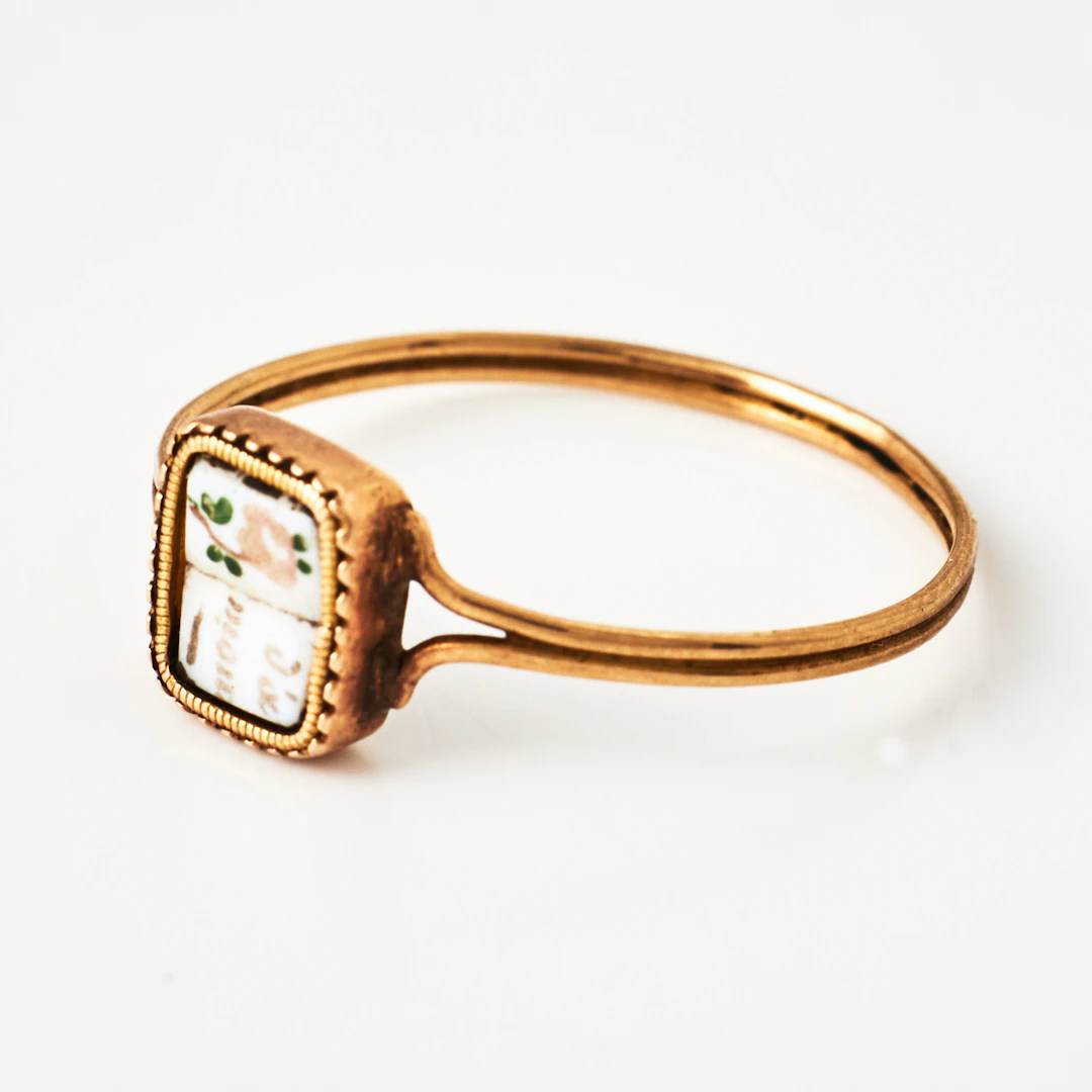 RING, 18 k guld, 2 bemålade porslinsplattor, varav en med blomma resp.