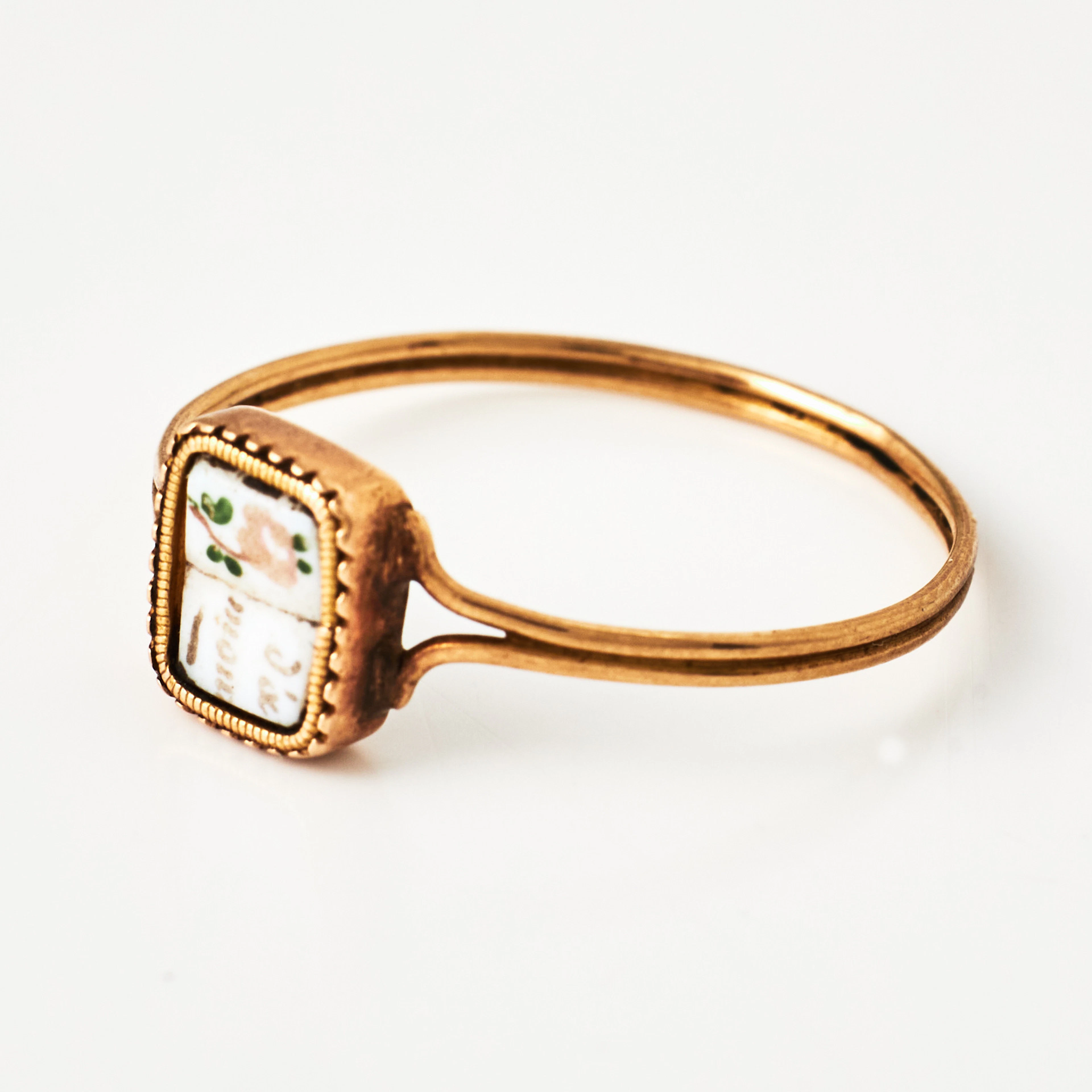 RING, 18 k guld, 2 bemålade porslinsplattor, varav en med blomma resp.