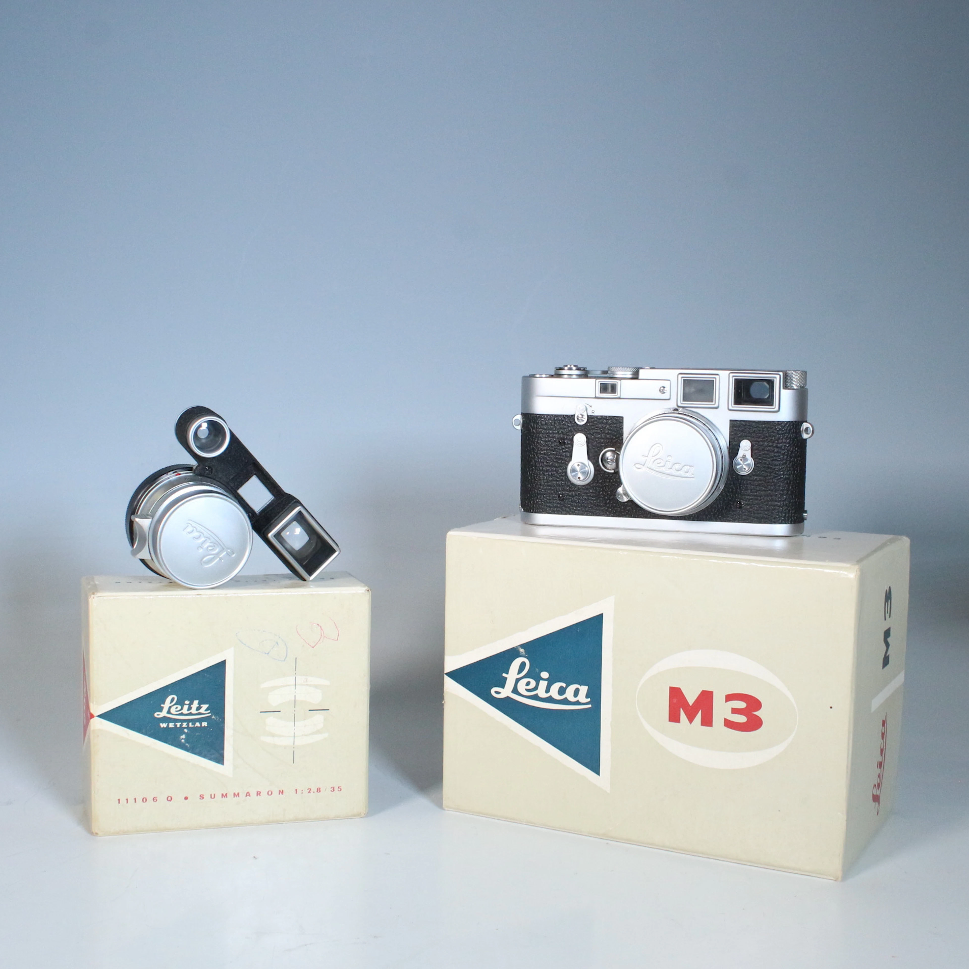 LEICA M3. Kamera, Seriennummer'' M3-1010247 mit '' Summaron '' Objektiv