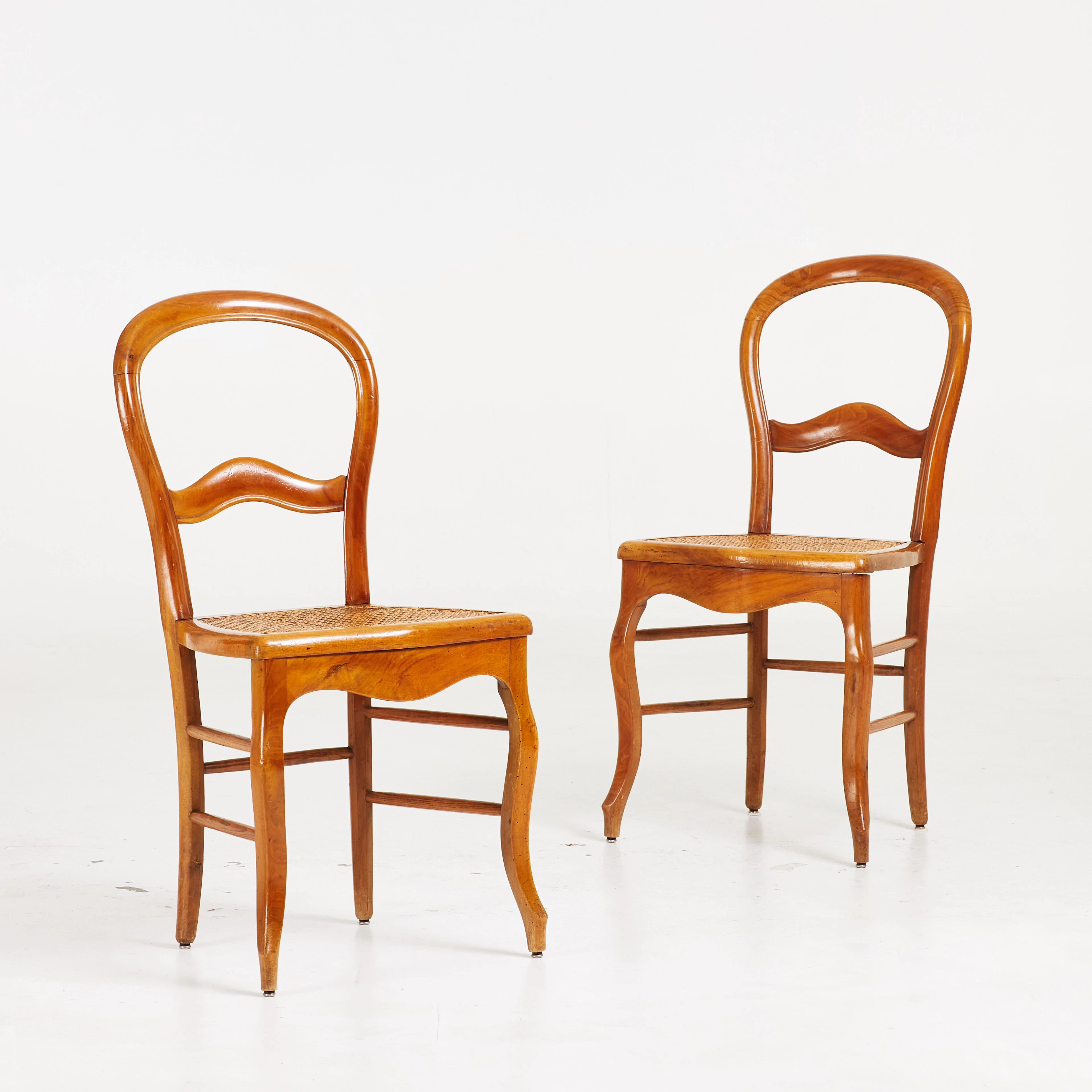 STOLAR, 1 par, valnör, sits med flätad rotting, Louis XV, Frankrike.