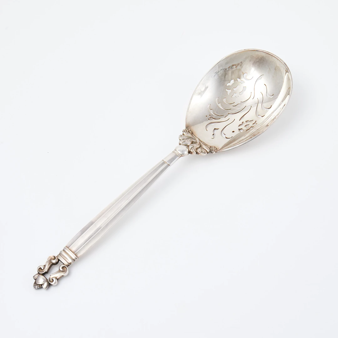 JOHAN ROHDE, perforerad serveringssked, sterling, modell "Acorn -