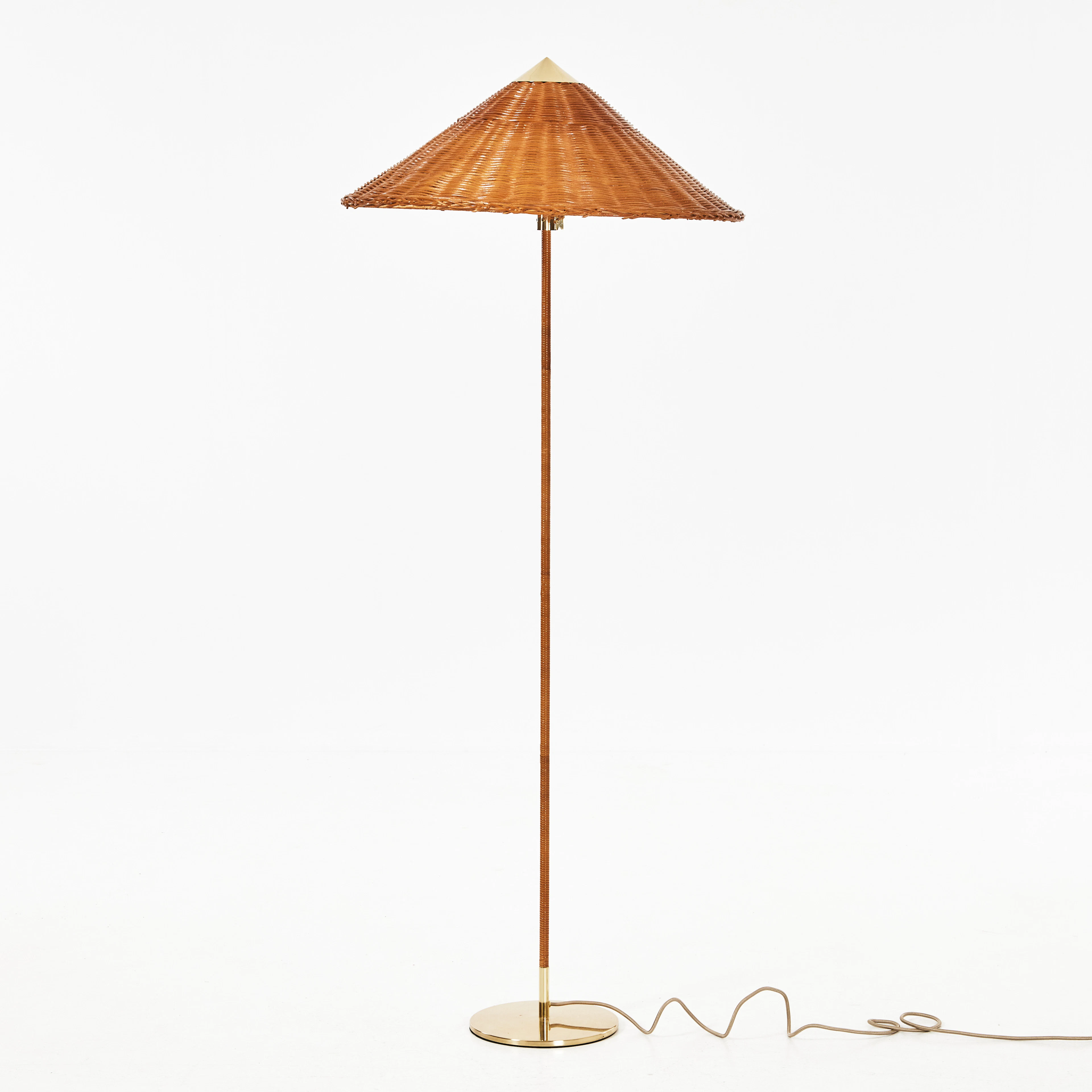PAAVO TYNELL. Golvlampa, samtida, modell 9602, GUBI, skärm i canvastyg