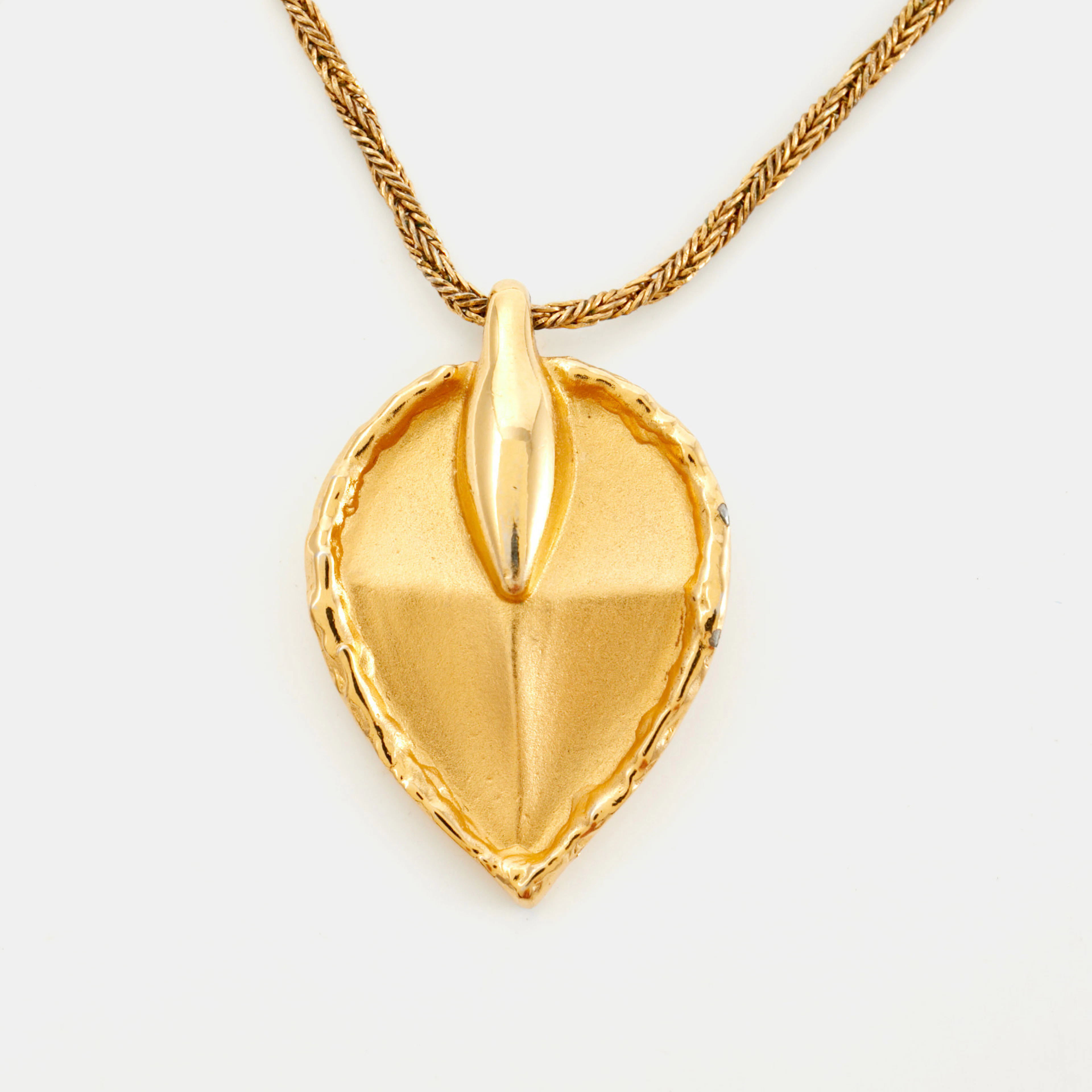 GIVENCHY. Collier, gulmetall, med hänge i form av löv, tvinnad länk