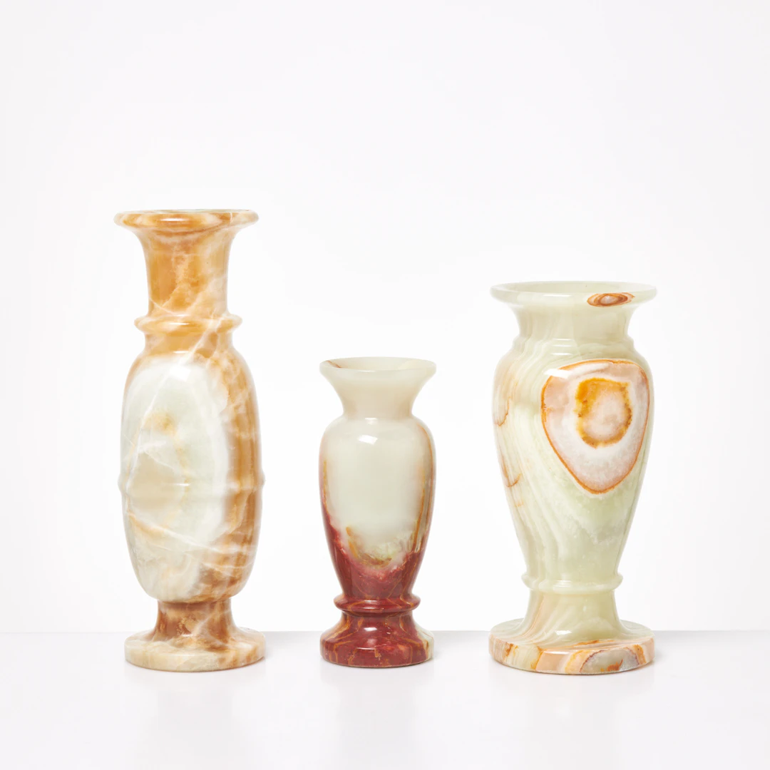 VASER. 3 st, onyx, 1900-tal.