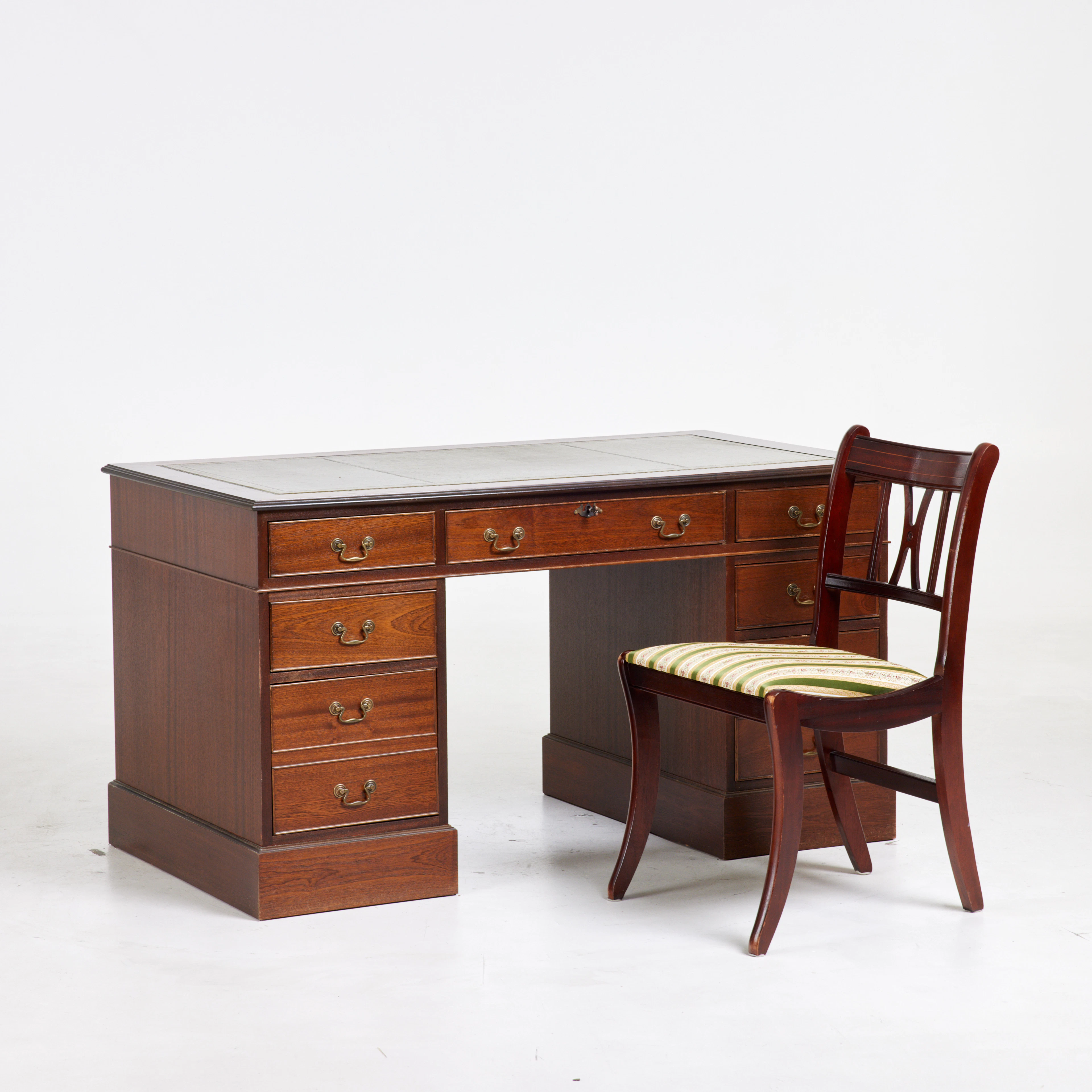 SKRIVBORD, engelsk stil, 1900-tal, idegran, läderklädd skrivskiva