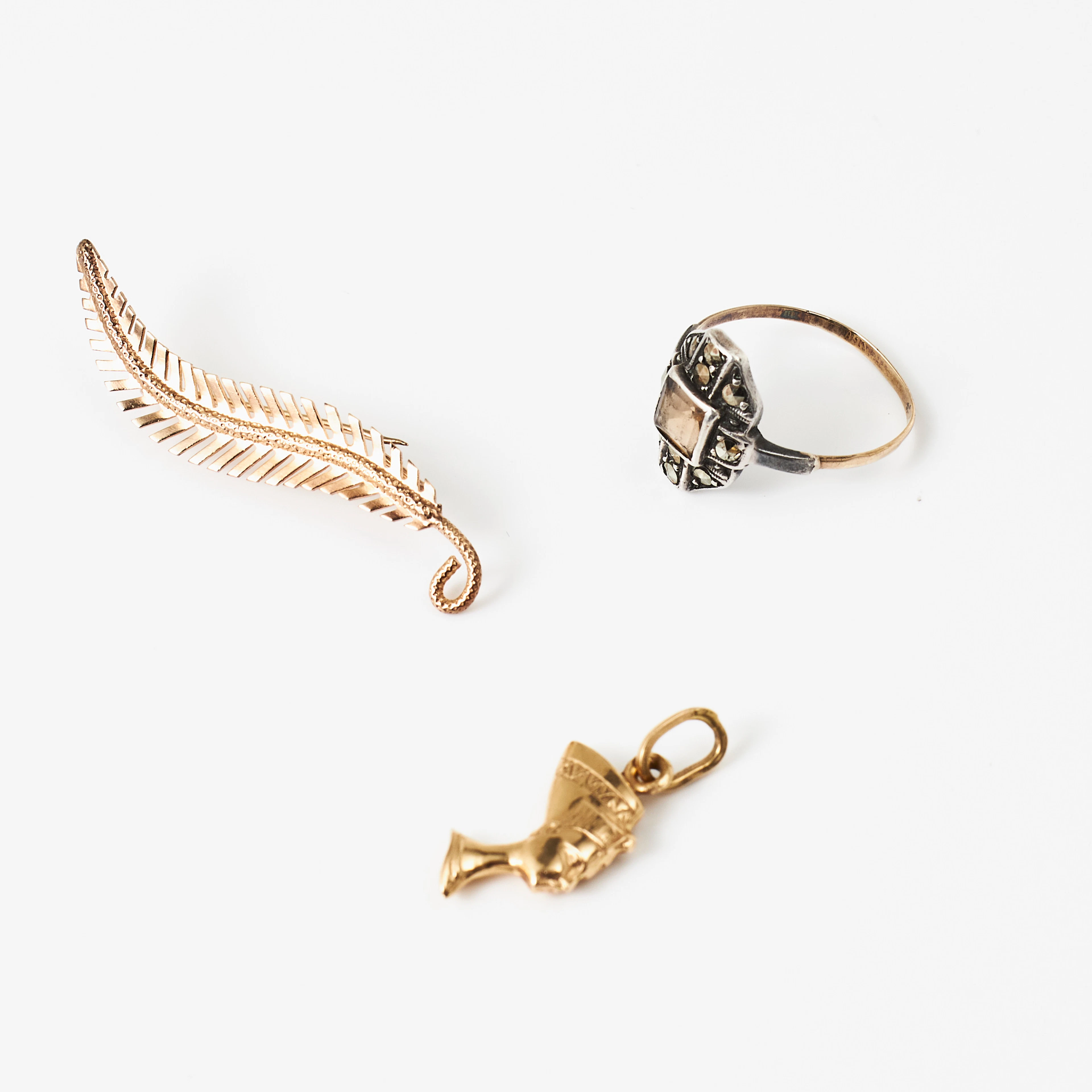 BROSCH, i form av ett blad, HÄNGE, föreställande Nefertiti, 18 k guld