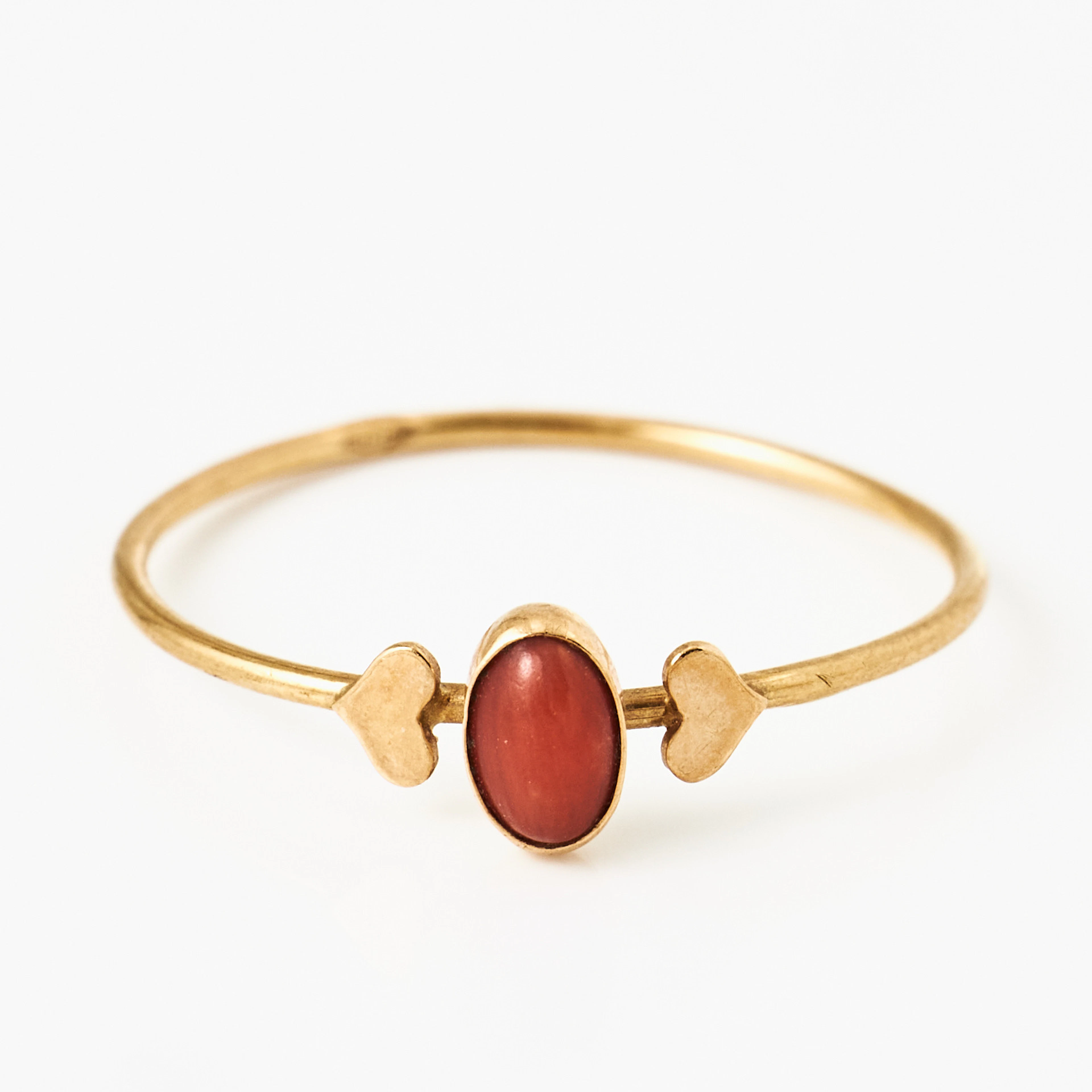 RING, 18 k guld oval cabochonslipad mörk orange korall, hjärtformade