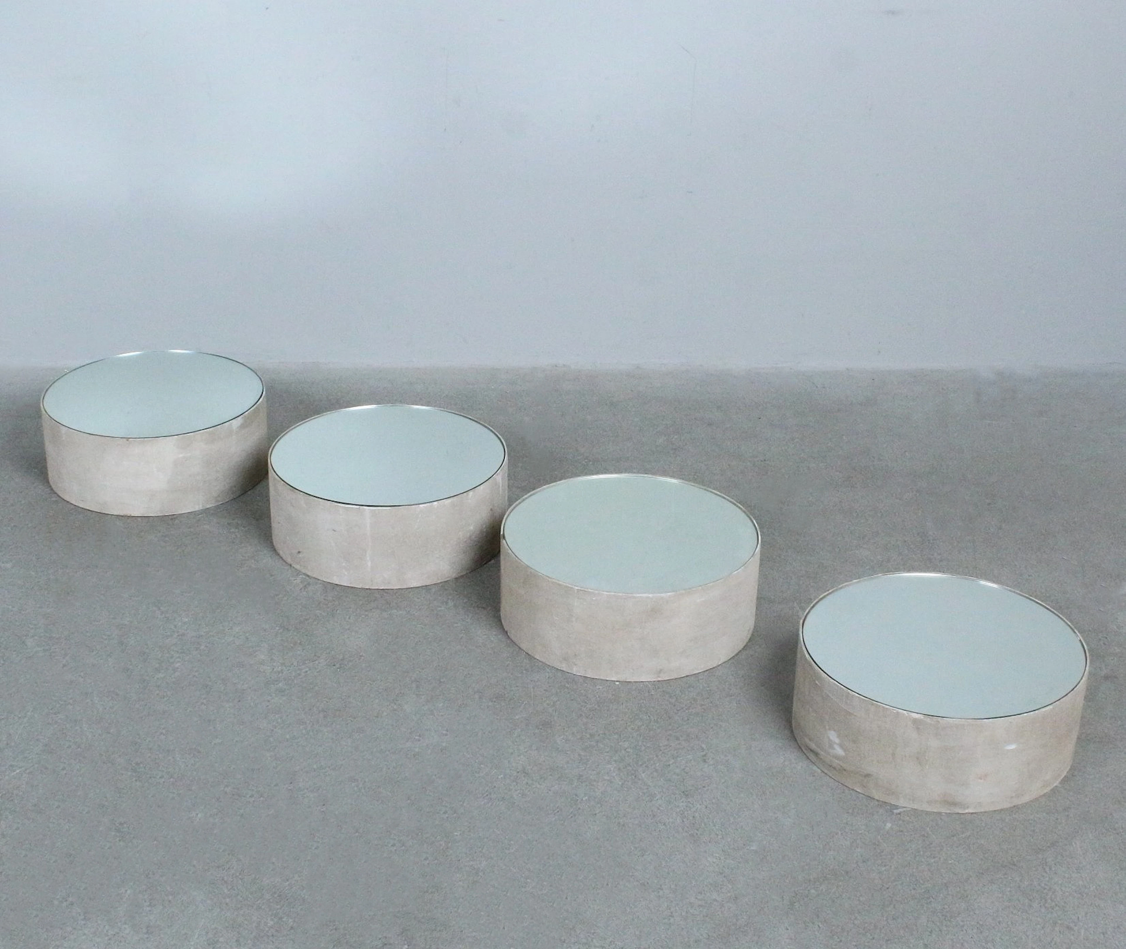 Set Spiegel / Spiegeltische in Beton-Optik aus dem Pierre Cardin Showroom.