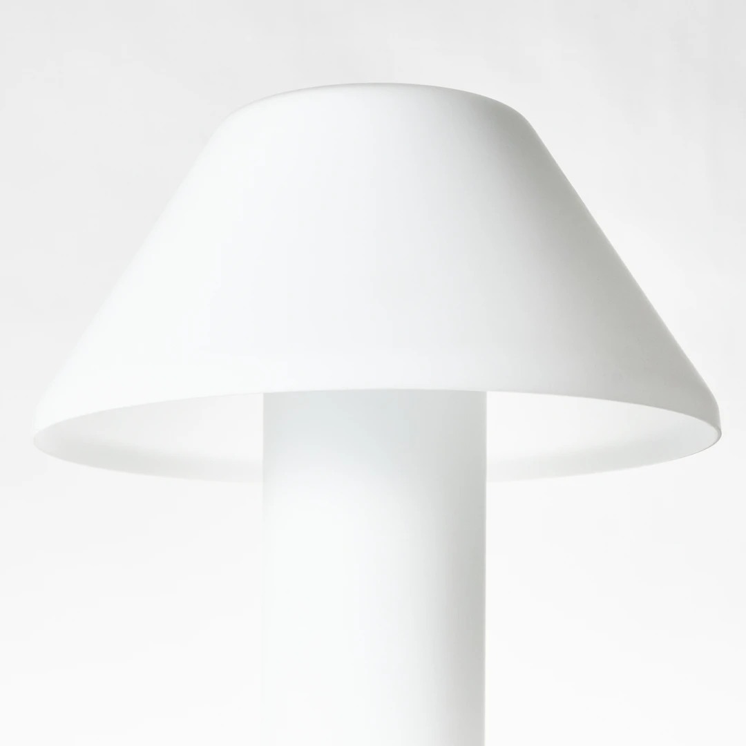 INGA SEMPÉ. bordslampa "Lampyre" för Wästberg, opalglas.