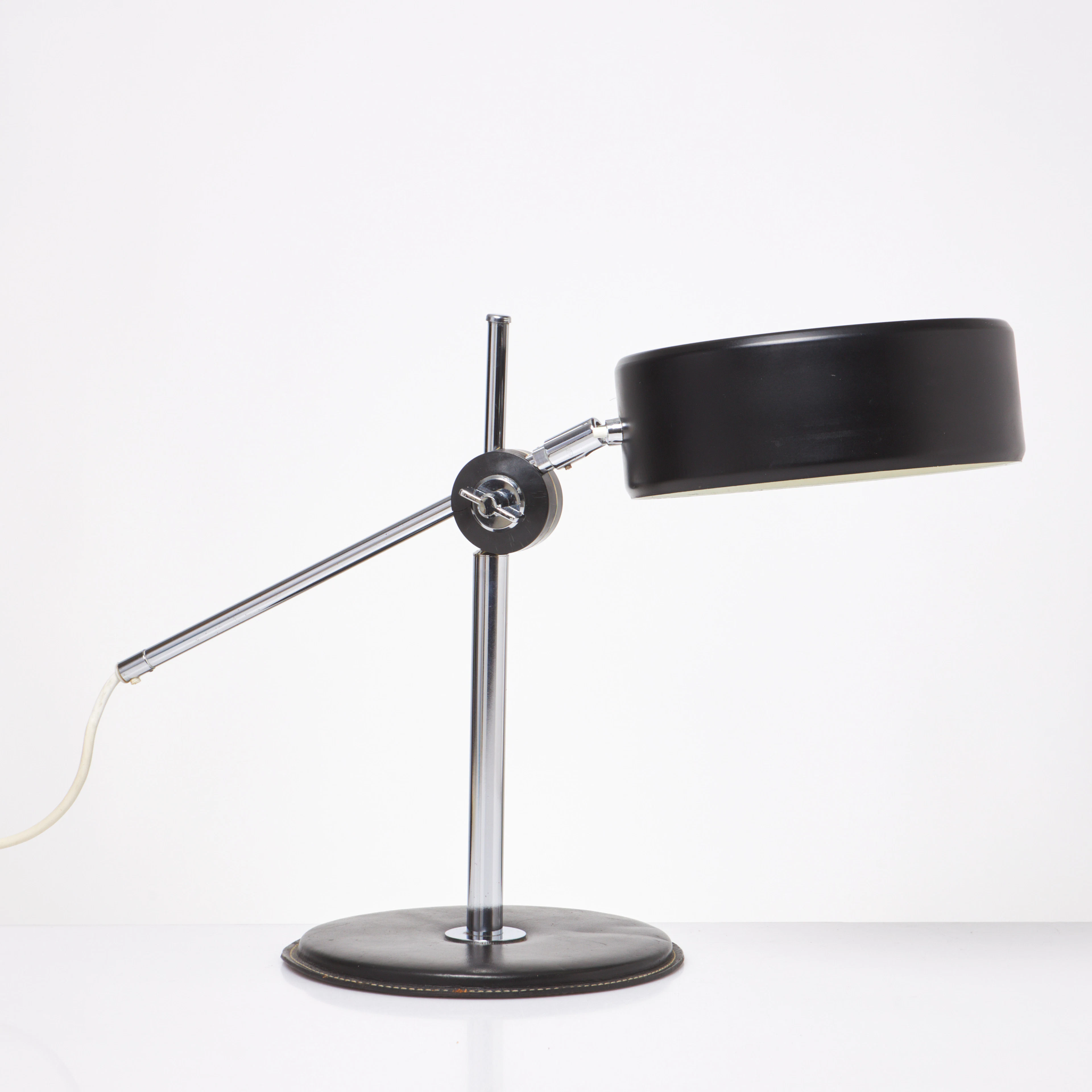 ANDERS PEHRSON. Bordslampa, "Simris", metall, fot med läderklädsel