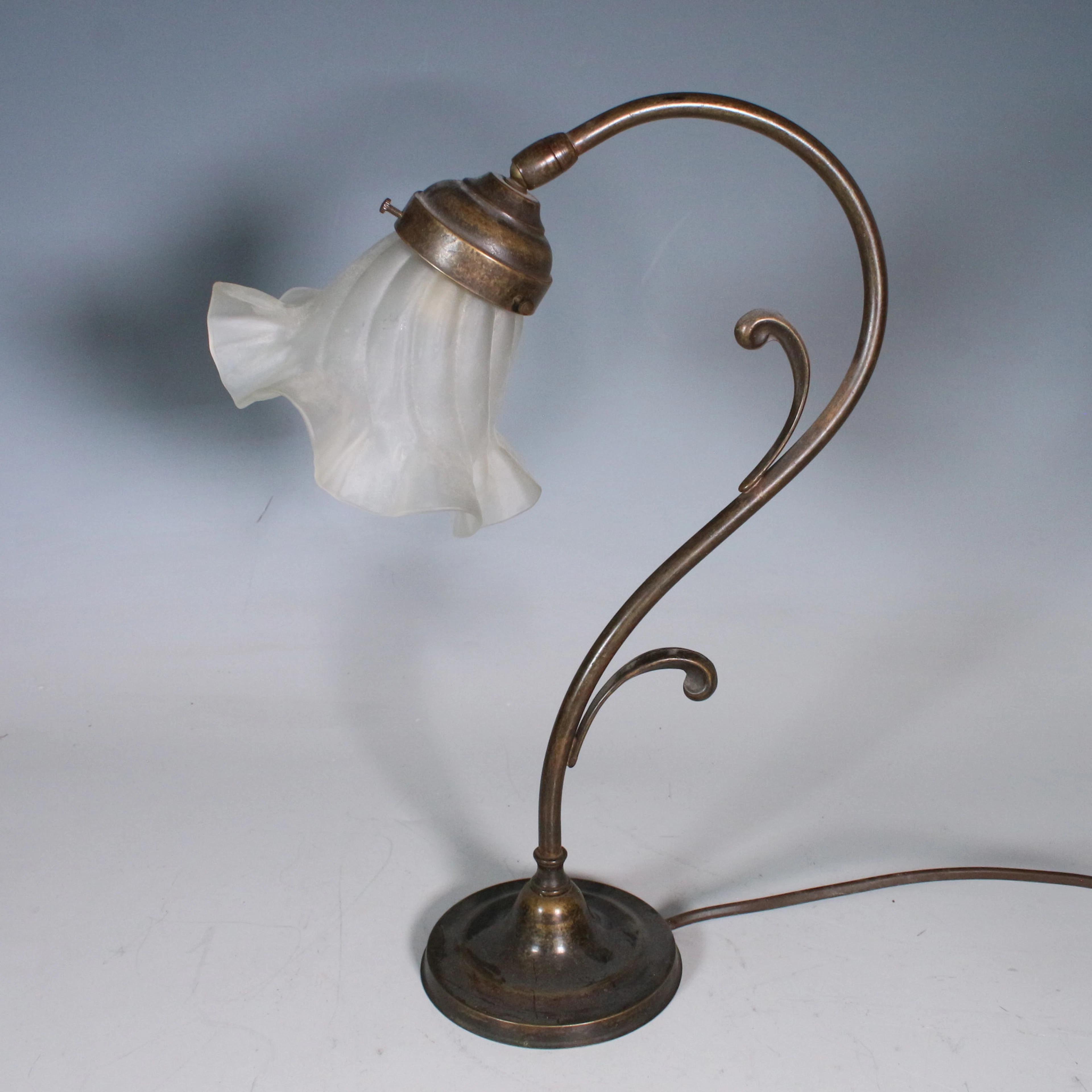 Florale Tischlampe im Stile des Jugendstil.