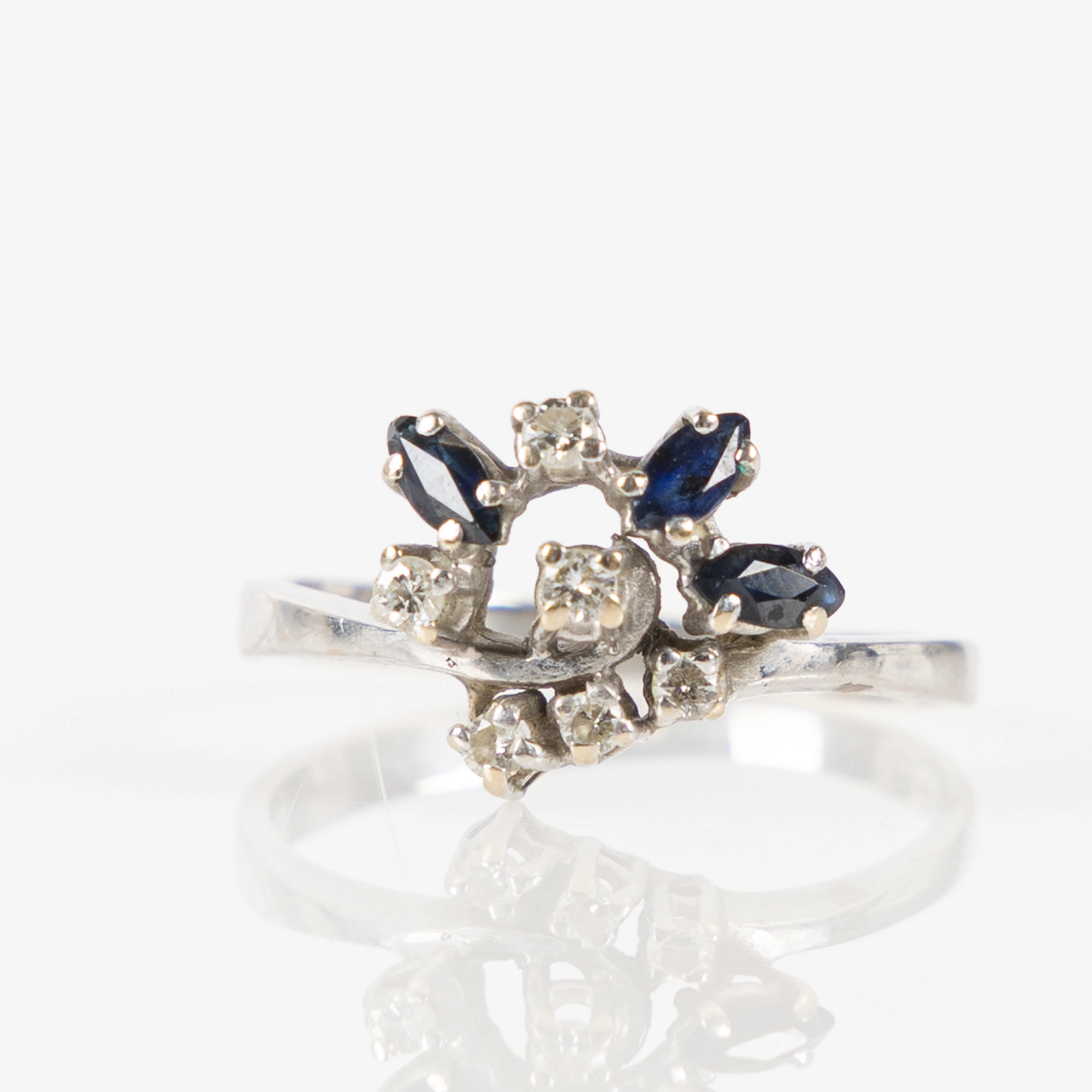 RING, 18K vitguld med briljantslipade diamanter och navettslipade safirer.